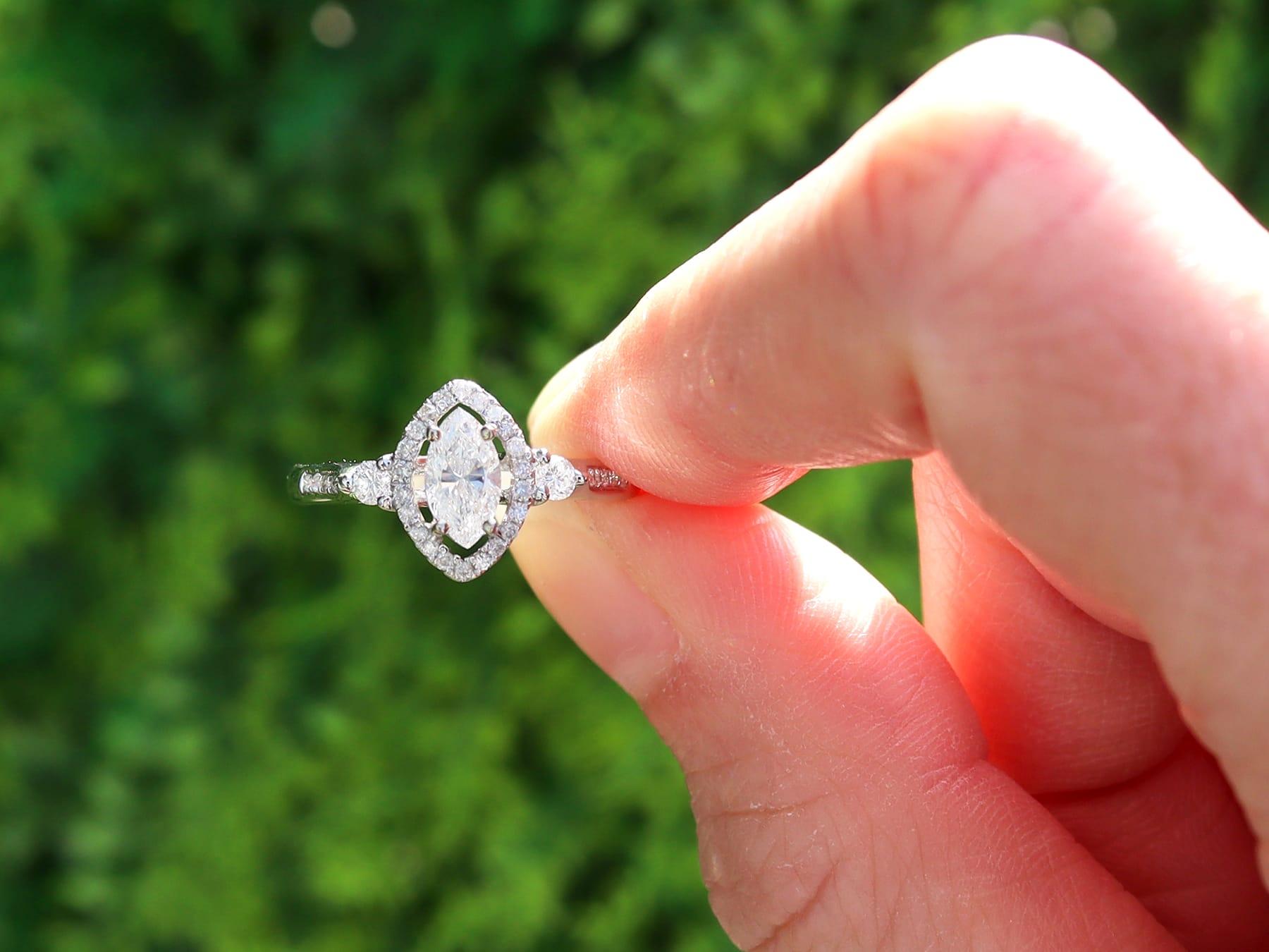 Une magnifique bague de fiançailles vintage de 0,83 carat en diamant et or blanc 18 carats, faisant partie de notre collection de bijoux en diamant de forme marquise.

Cette magnifique bague en diamant vintage, fine et impressionnante, a été