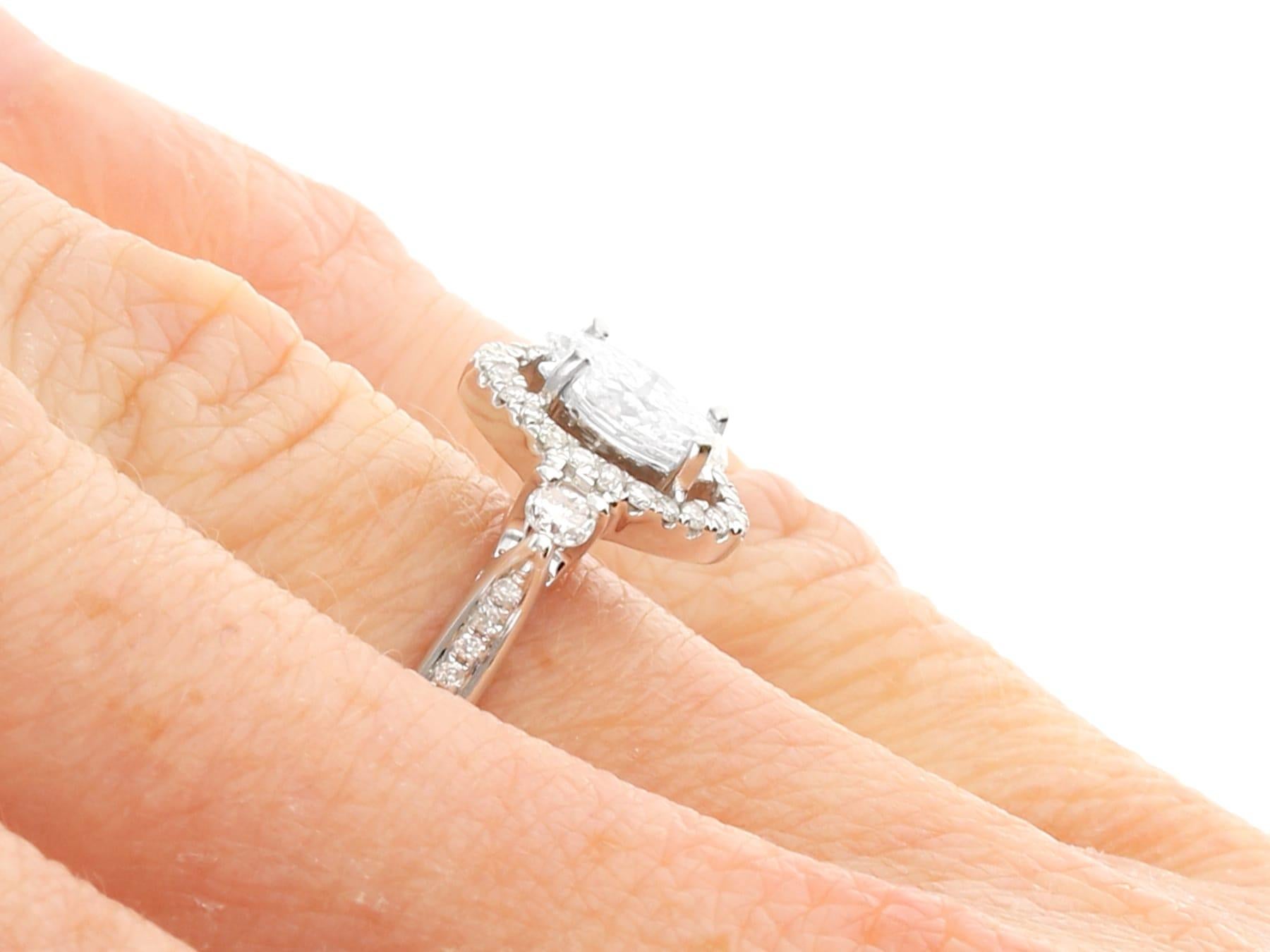 Bague halo en or blanc 18 carats et diamants de 0,83 carat des années 1980 en vente 4