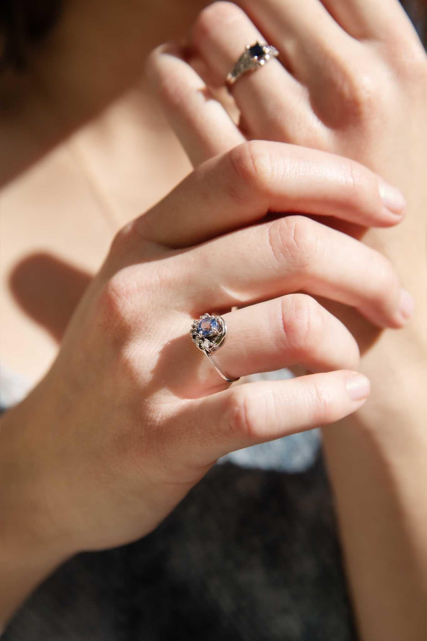Un sueño de verano de zafiro y diamante, el Anillo Decima evoca la serena belleza del Mar Egeo. Su zafiro de Ceilán, de un fascinante azul océano, es sostenido por un remolino de oro blanco de 18 quilates, un abrazo que termina en un barrido de