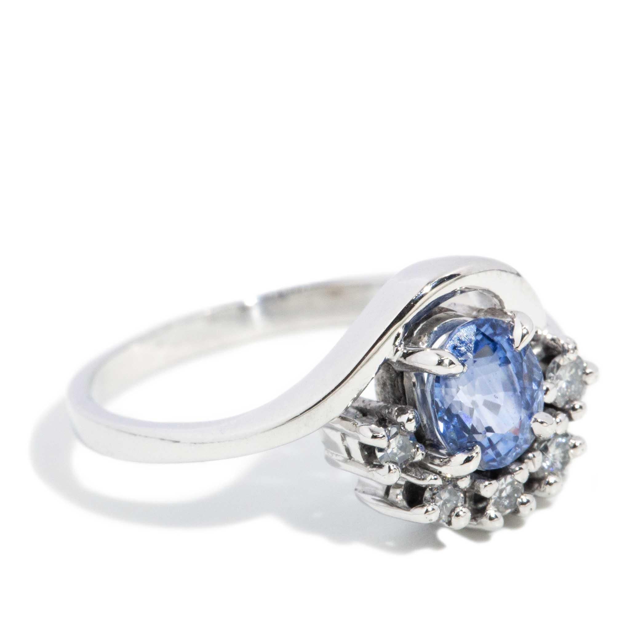 Anillo vintage de oro blanco de 18 quilates de los años 80 con zafiro y diamantes de 0,91 quilates Corte oval en venta