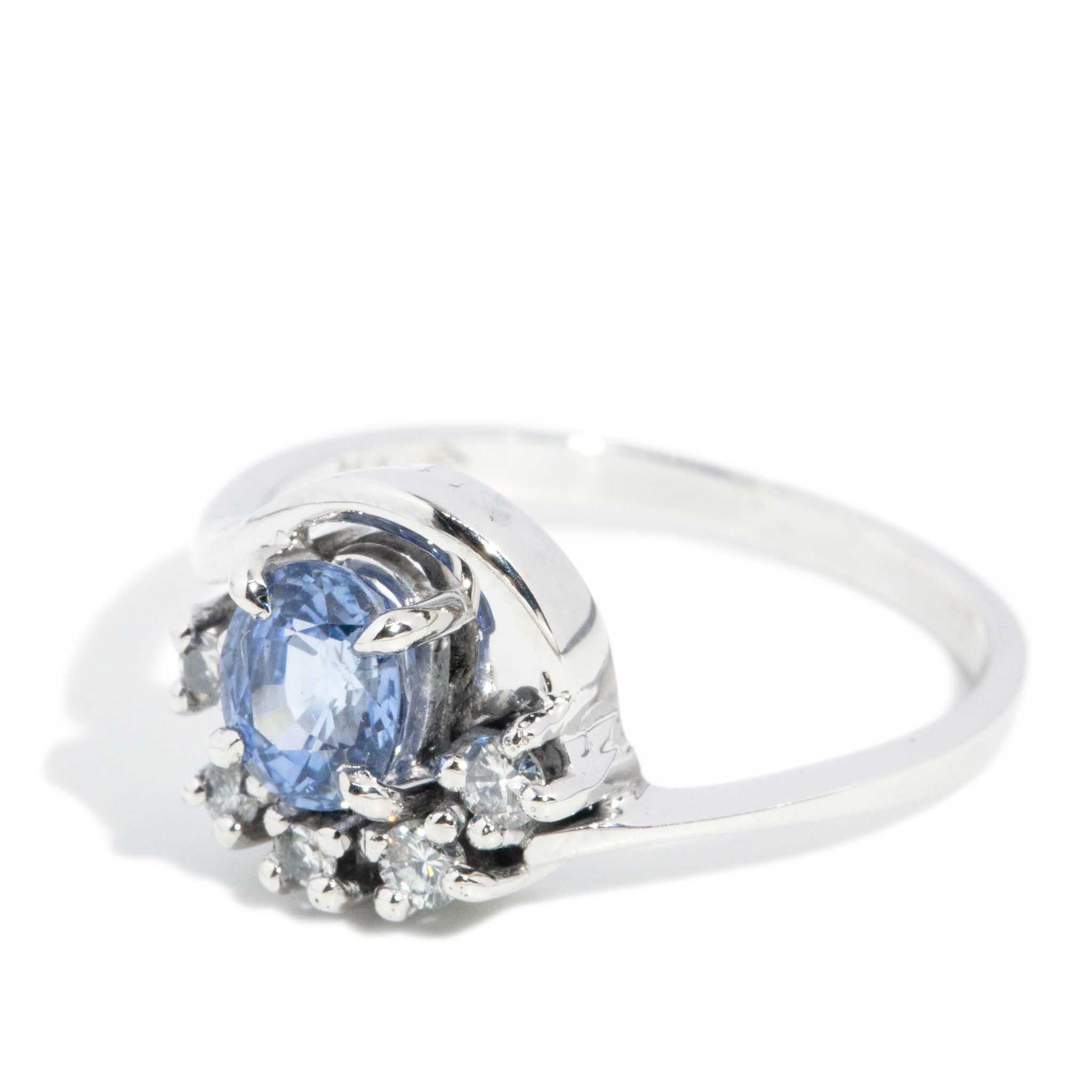 Anillo vintage de oro blanco de 18 quilates de los años 80 con zafiro y diamantes de 0,91 quilates en Bueno estado para la venta en Hamilton, AU