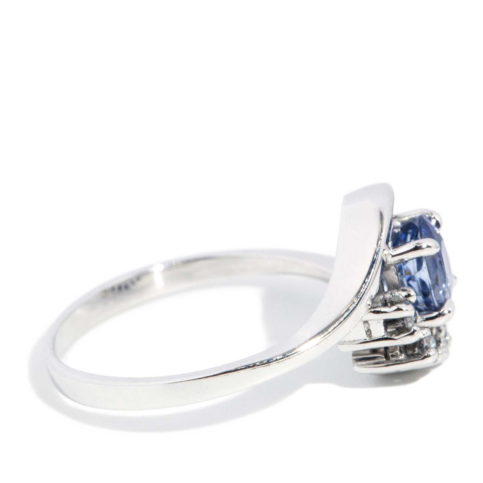 Anillo vintage de oro blanco de 18 quilates de los años 80 con zafiro y diamantes de 0,91 quilates en venta 1