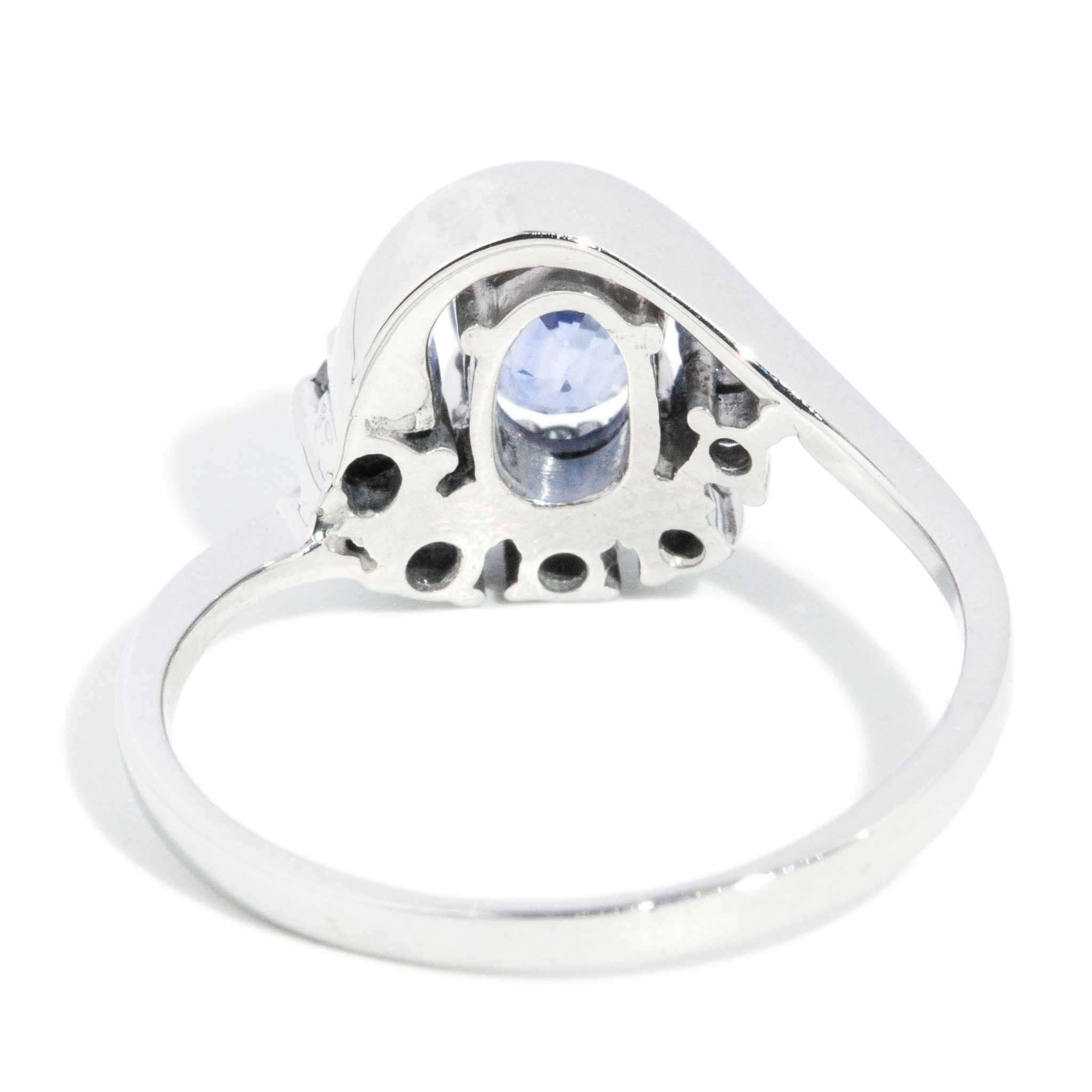 Anillo vintage de oro blanco de 18 quilates de los años 80 con zafiro y diamantes de 0,91 quilates en venta 2