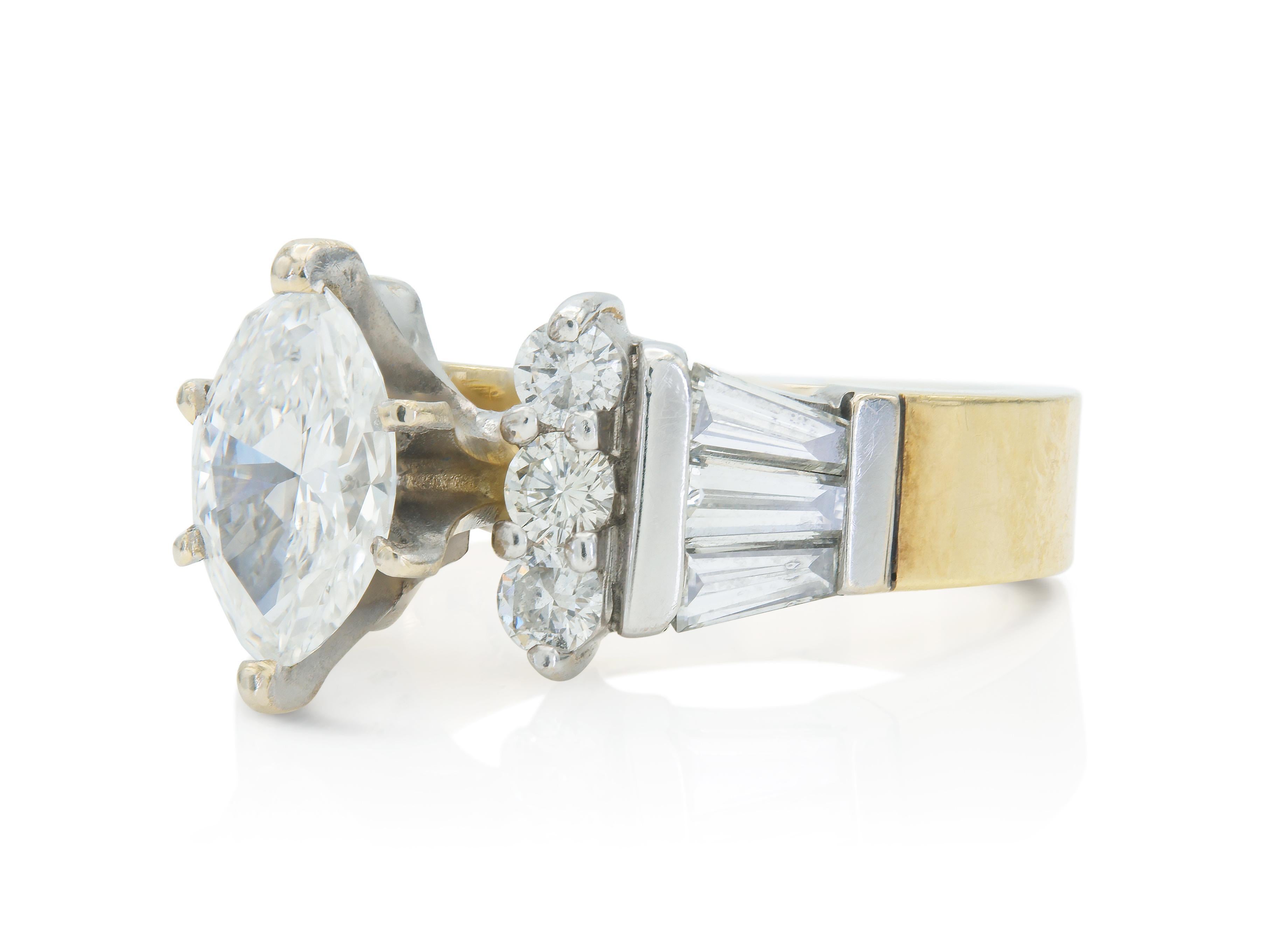 Finemente realizzato in oro giallo e bianco 14k con un diamante centrale taglio Marquise del peso di circa 0,95 carati, colore G-H, purezza VS2-SI1. L'anello presenta anche diamanti rotondi a taglio Brilliante e Baguette affusolati per un peso