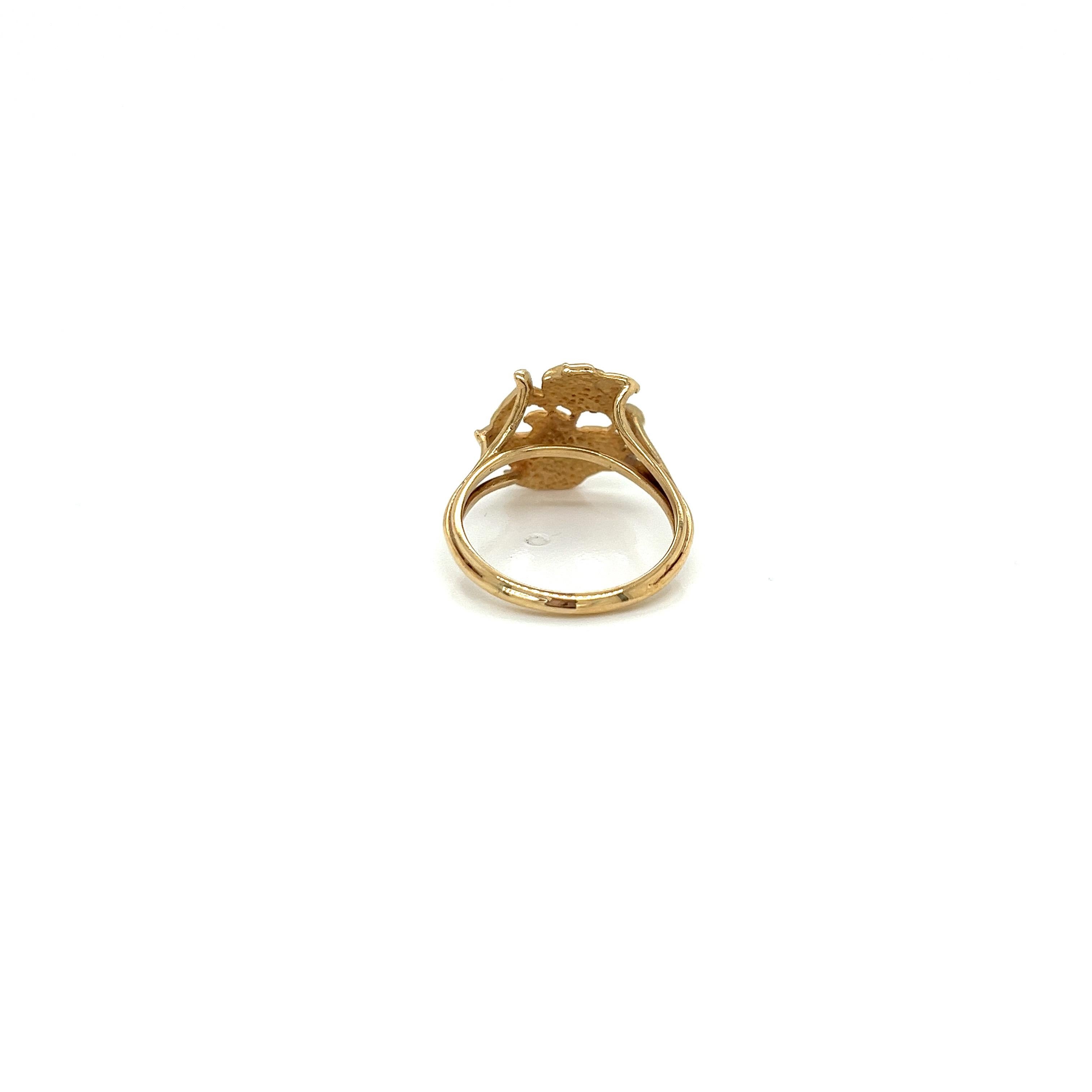 Vintage 1980's 10k Yellow Gold Fish Jumping Over Fish Statement Ring In Good Condition For Sale In Boston, MA