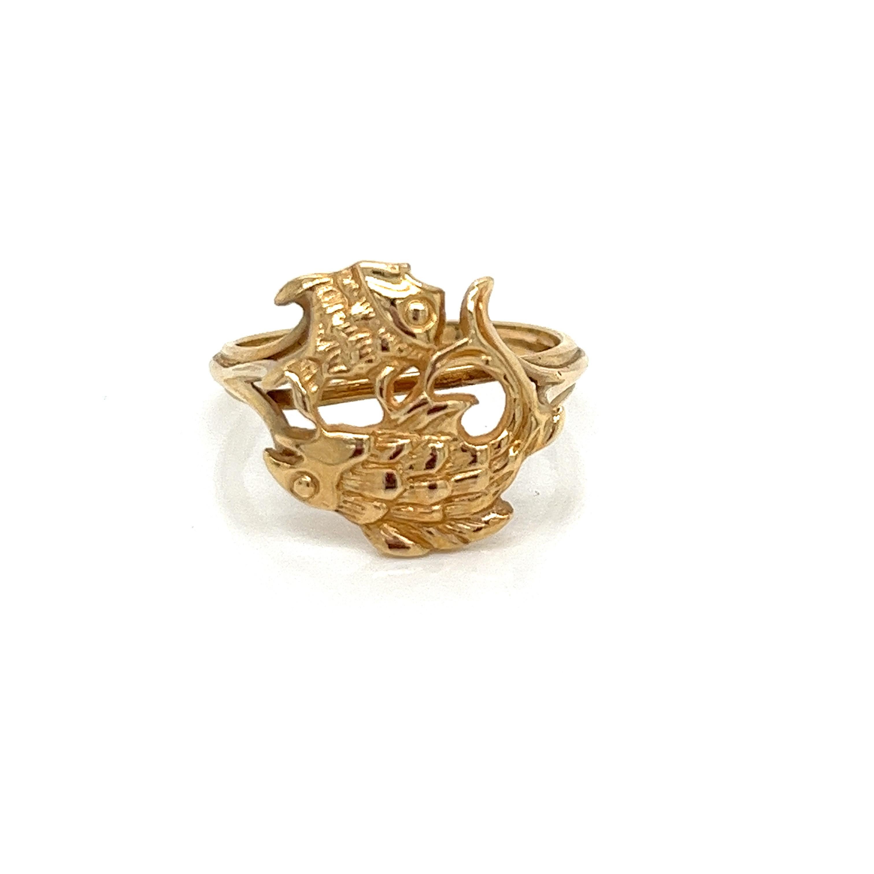 Women's Vintage 1980's 10k Yellow Gold Fish Jumping Over Fish Statement Ring For Sale