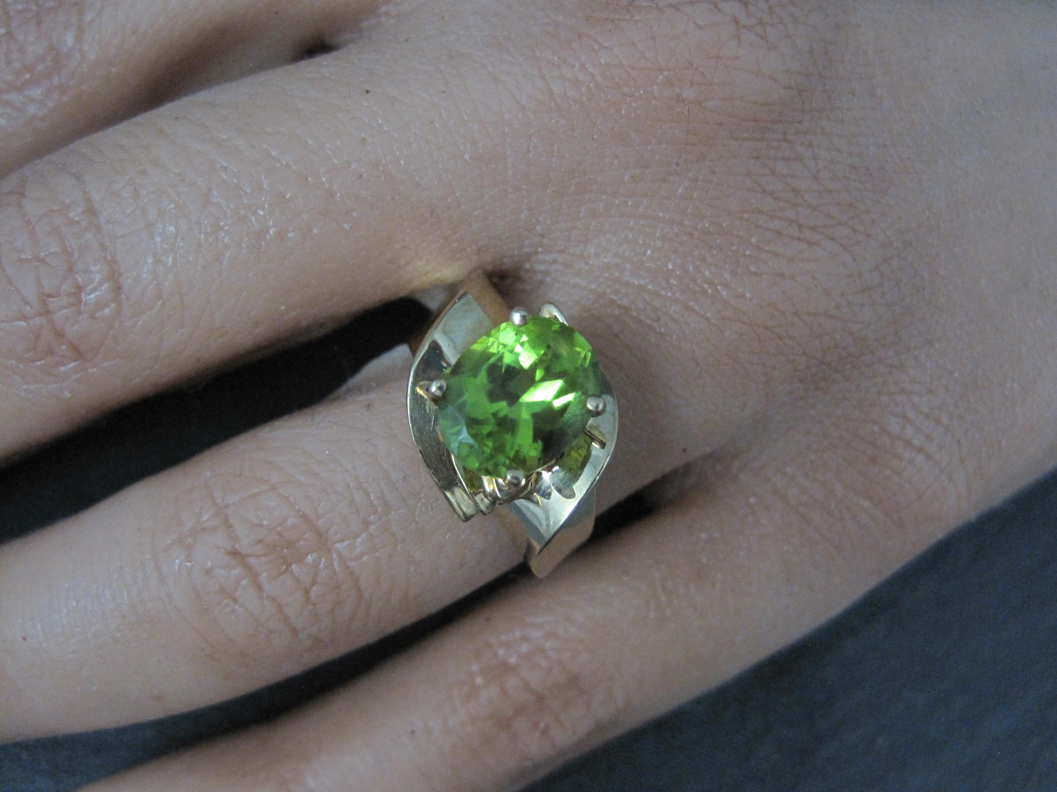 Vintage 1980er Jahre 10K Gelbgold Peridot Ring Größe 7 im Angebot 4