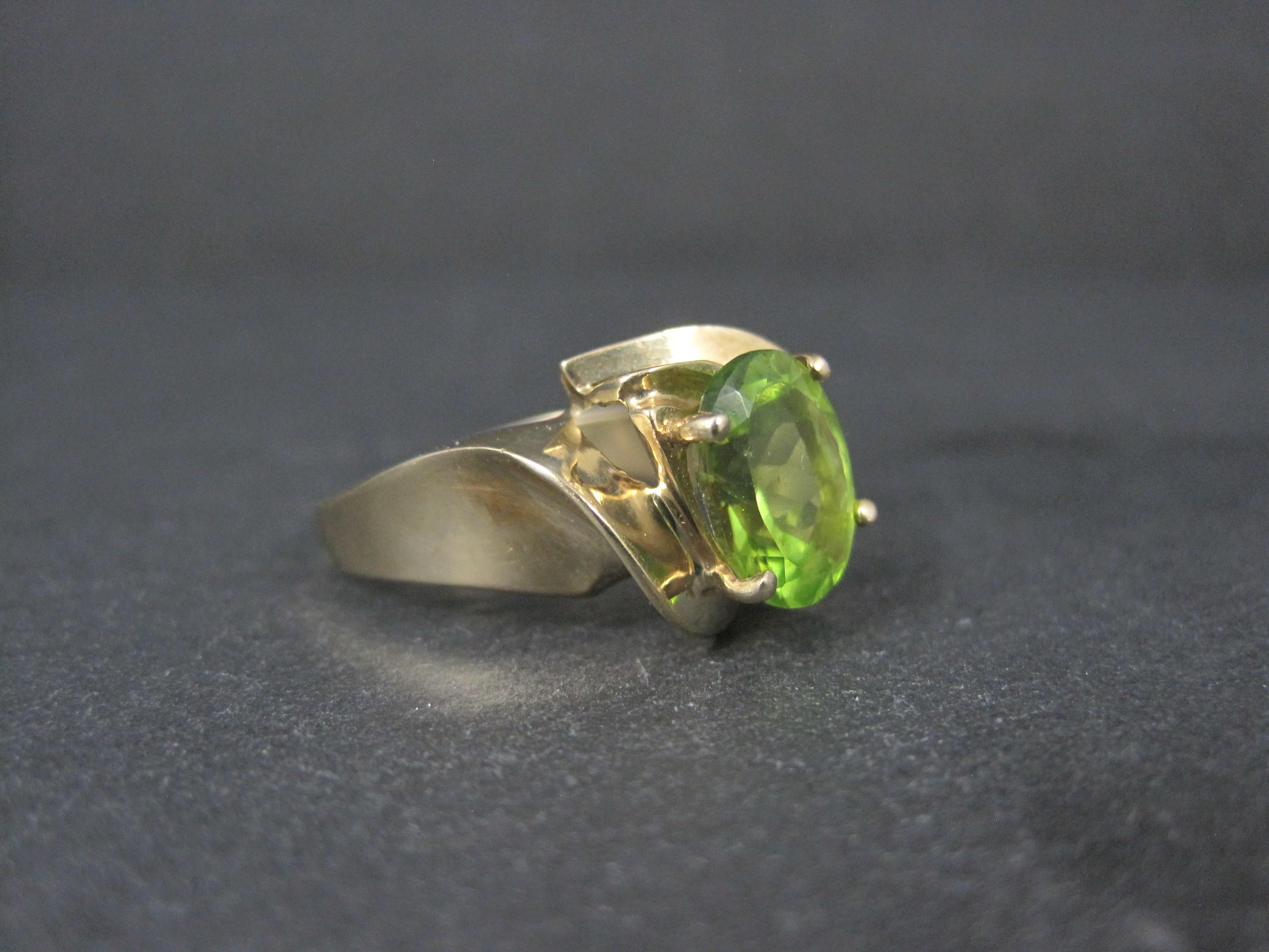 Vintage 1980er Jahre 10K Gelbgold Peridot Ring Größe 7 (Zeitgenössisch) im Angebot