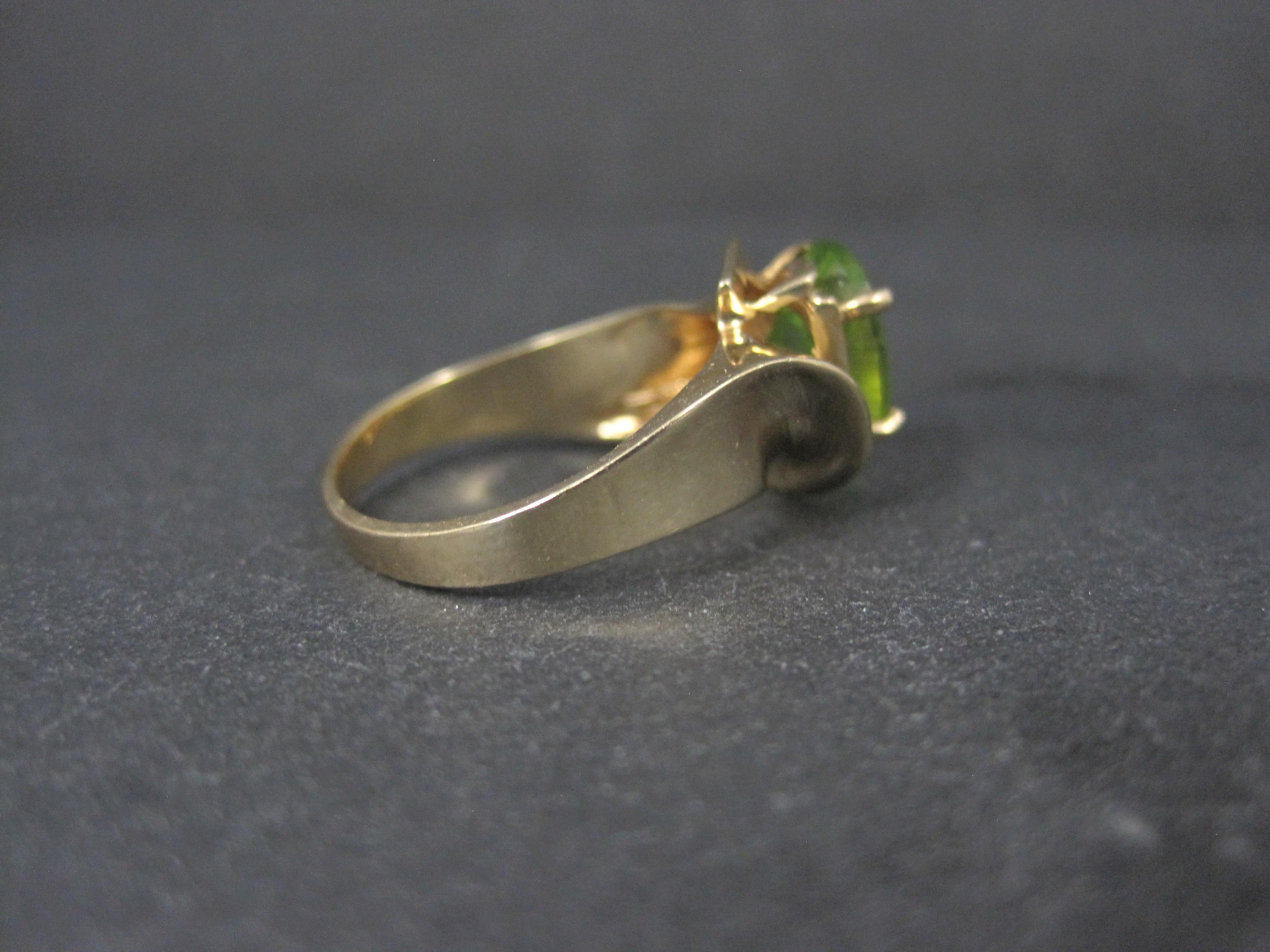 Vintage 1980er Jahre 10K Gelbgold Peridot Ring Größe 7 (Ovalschliff) im Angebot