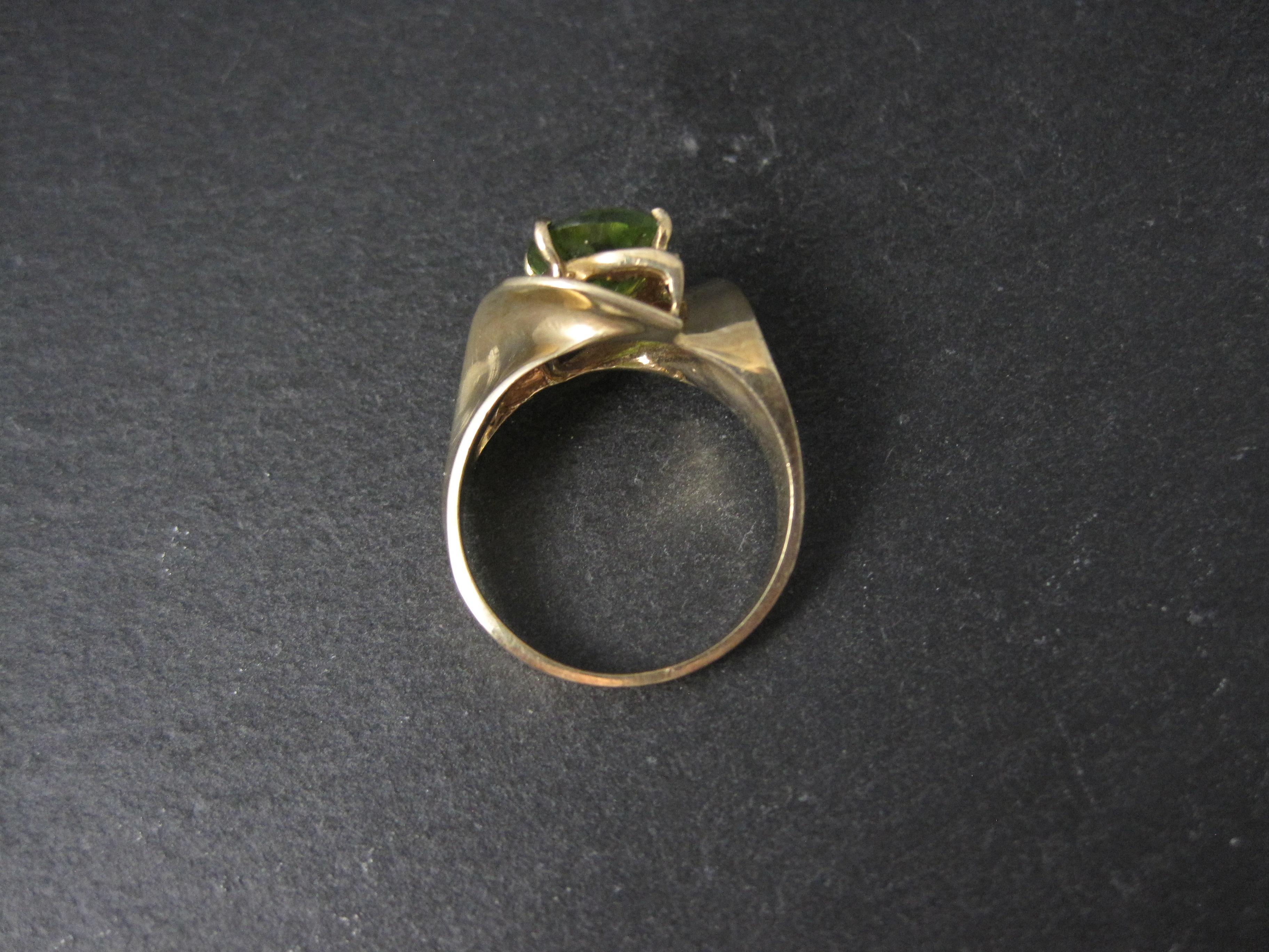 Vintage 1980er Jahre 10K Gelbgold Peridot Ring Größe 7 im Angebot 1