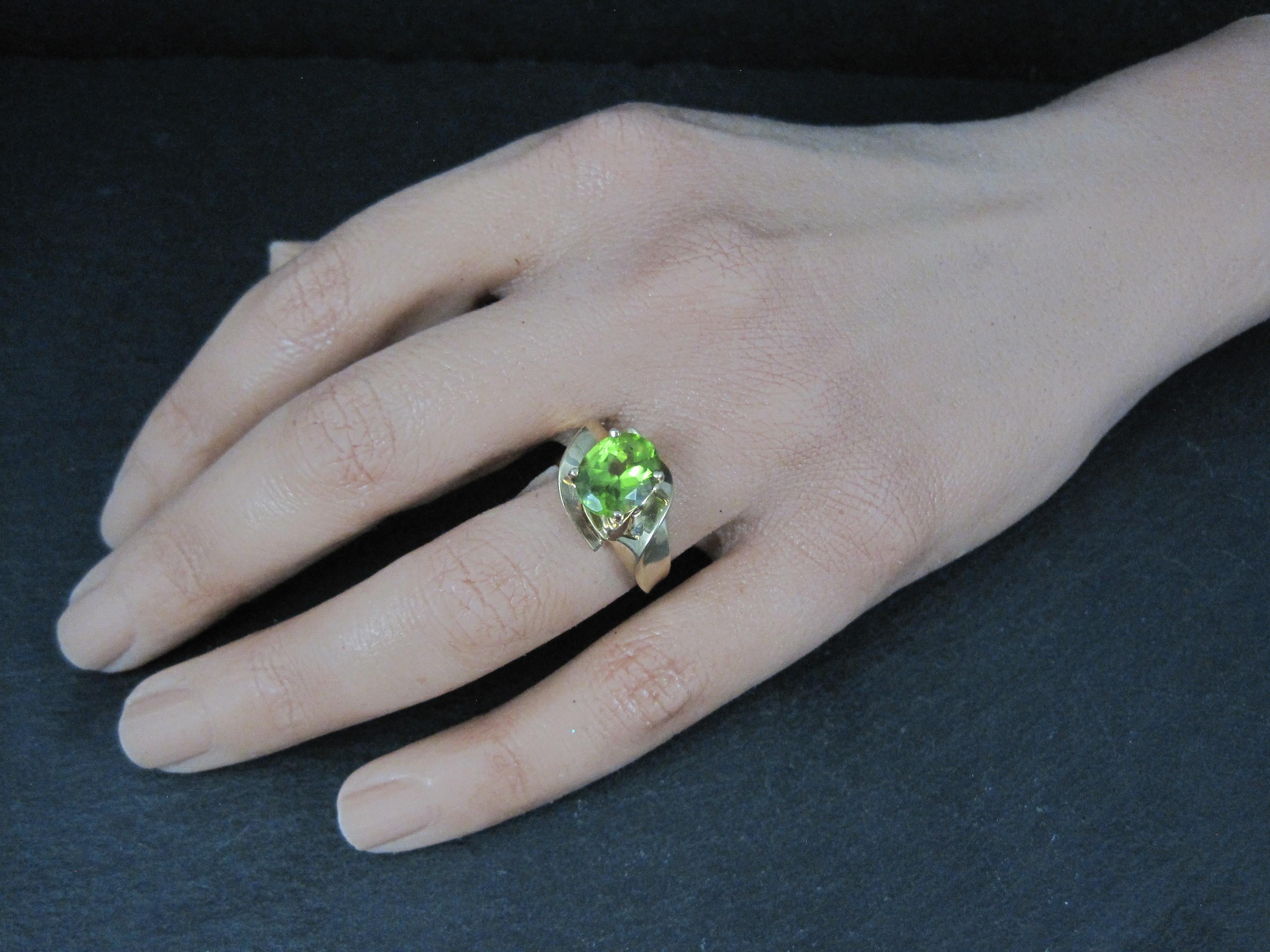 Vintage 1980er Jahre 10K Gelbgold Peridot Ring Größe 7 im Angebot 3