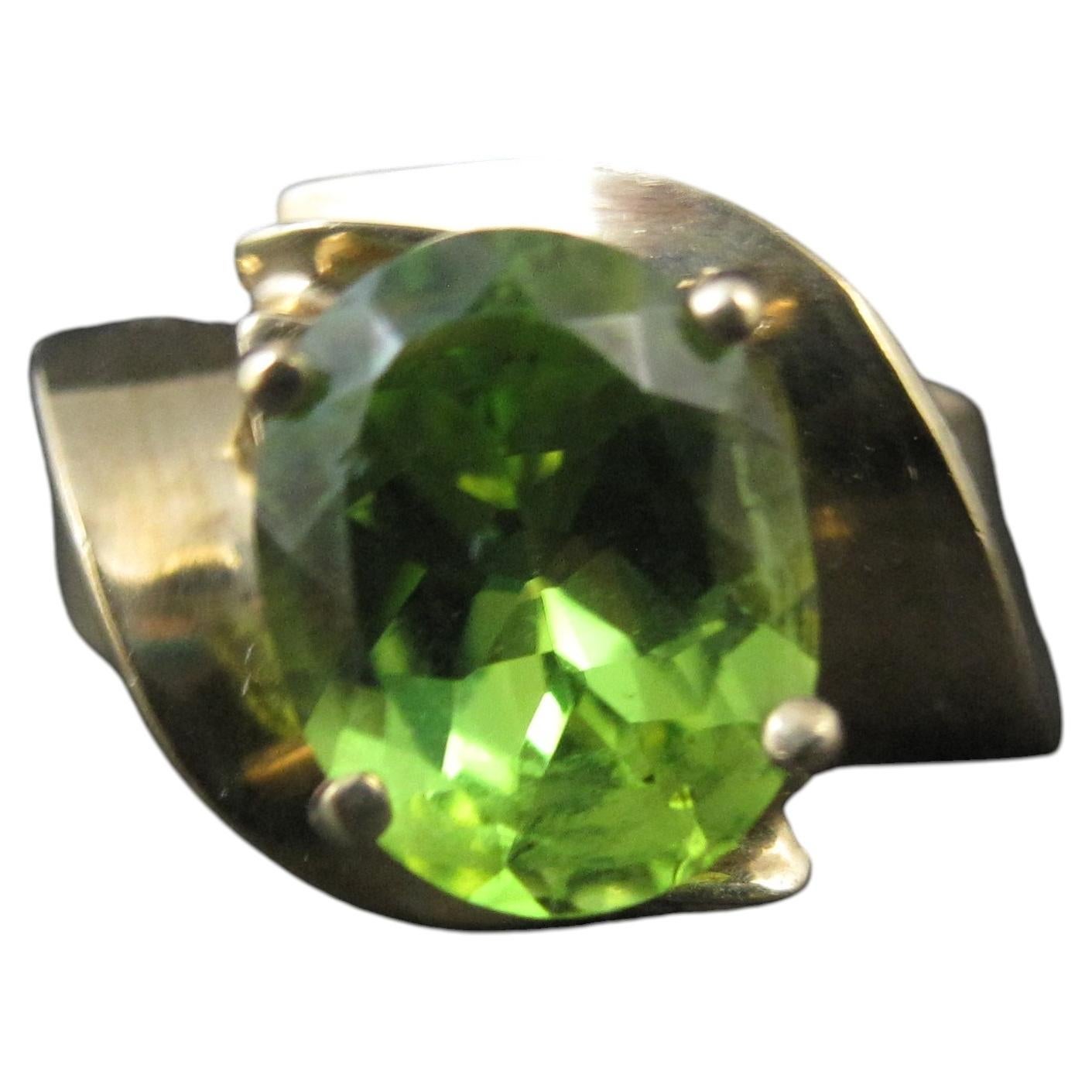 Vintage 1980s 10K Yellow Gold Peridot Solitaire Ring Size 7