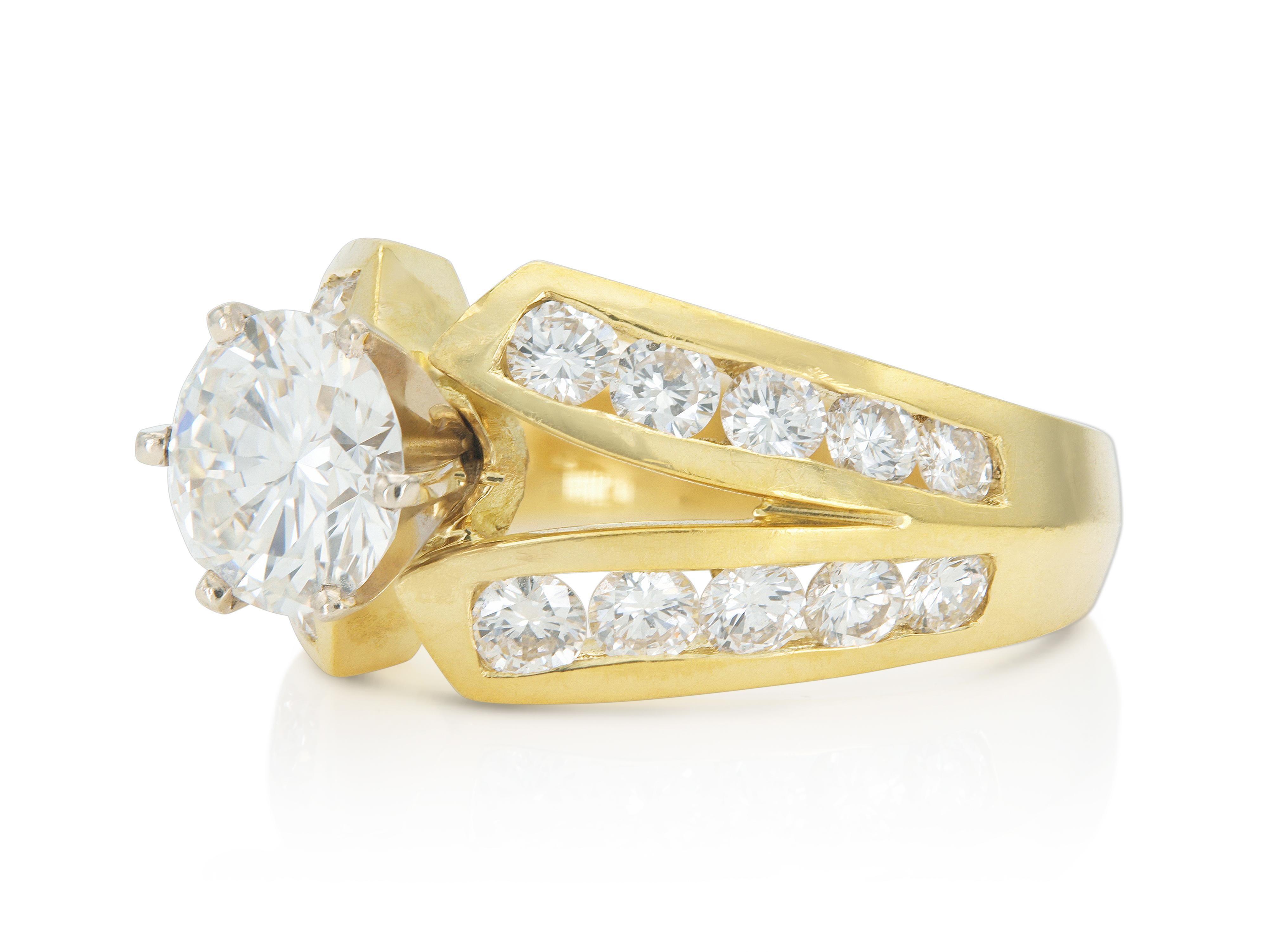 Finemente realizzato in oro giallo e bianco 18 carati, presenta un diamante centrale taglio brillante rotondo del peso di circa 1,10 carati, colore H+I, purezza VS1-VS2, con accenti di diamanti taglio brillante rotondo del peso totale di circa 1,20