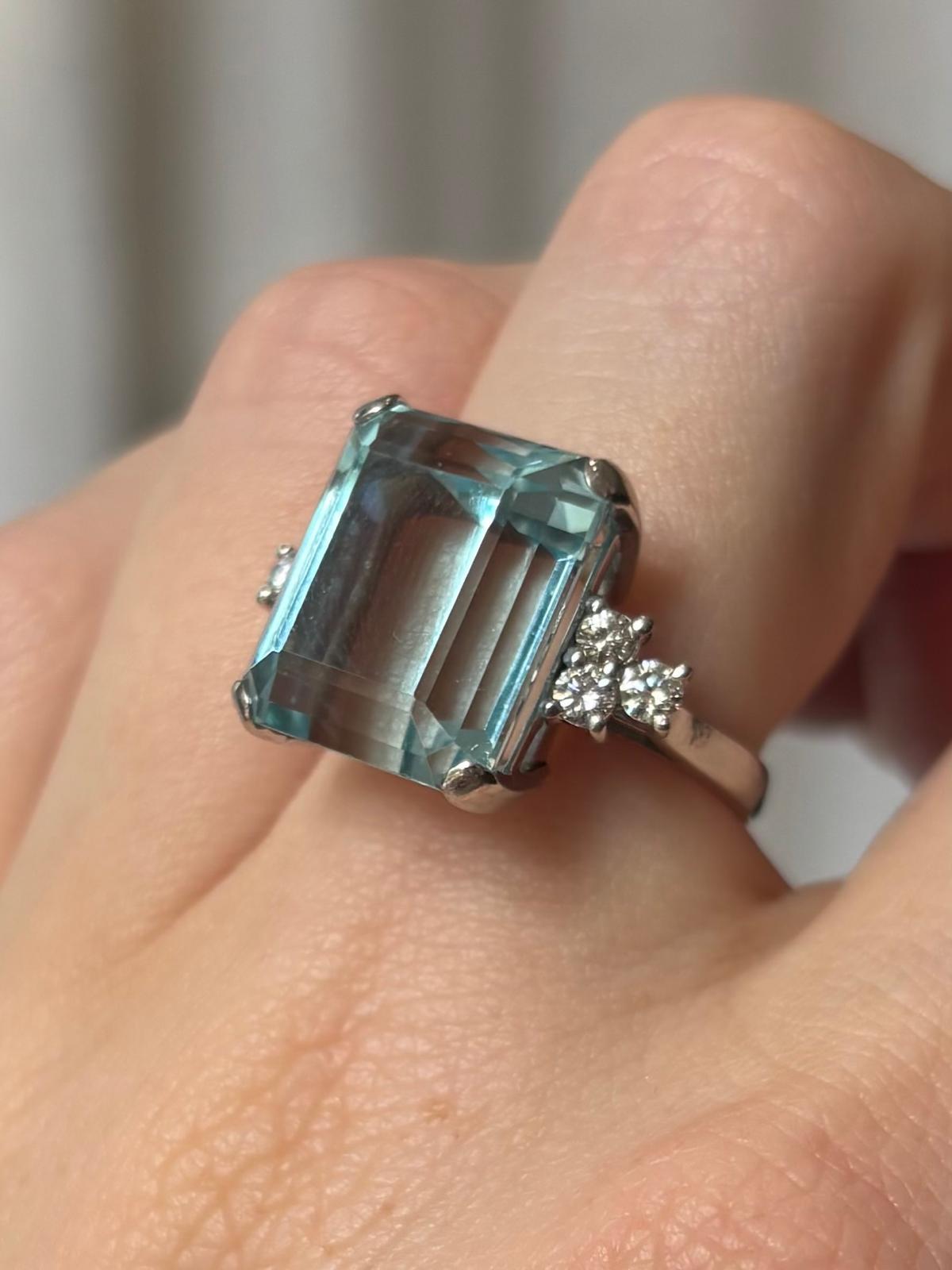 Vintage 1980's 11.00ct Aquamarine and Diamond Cocktail Ring Set in Platinum in vendita 5