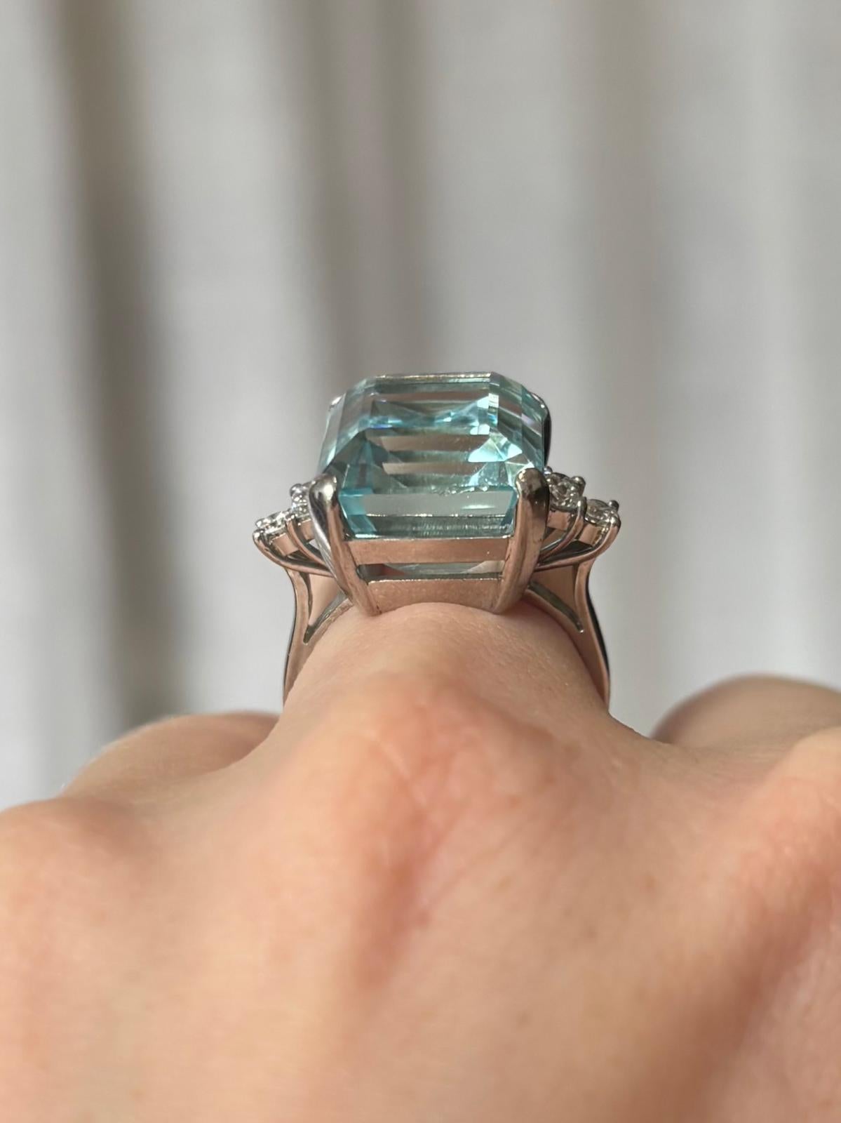 Taglio smeraldo Vintage 1980's 11.00ct Aquamarine and Diamond Cocktail Ring Set in Platinum in vendita