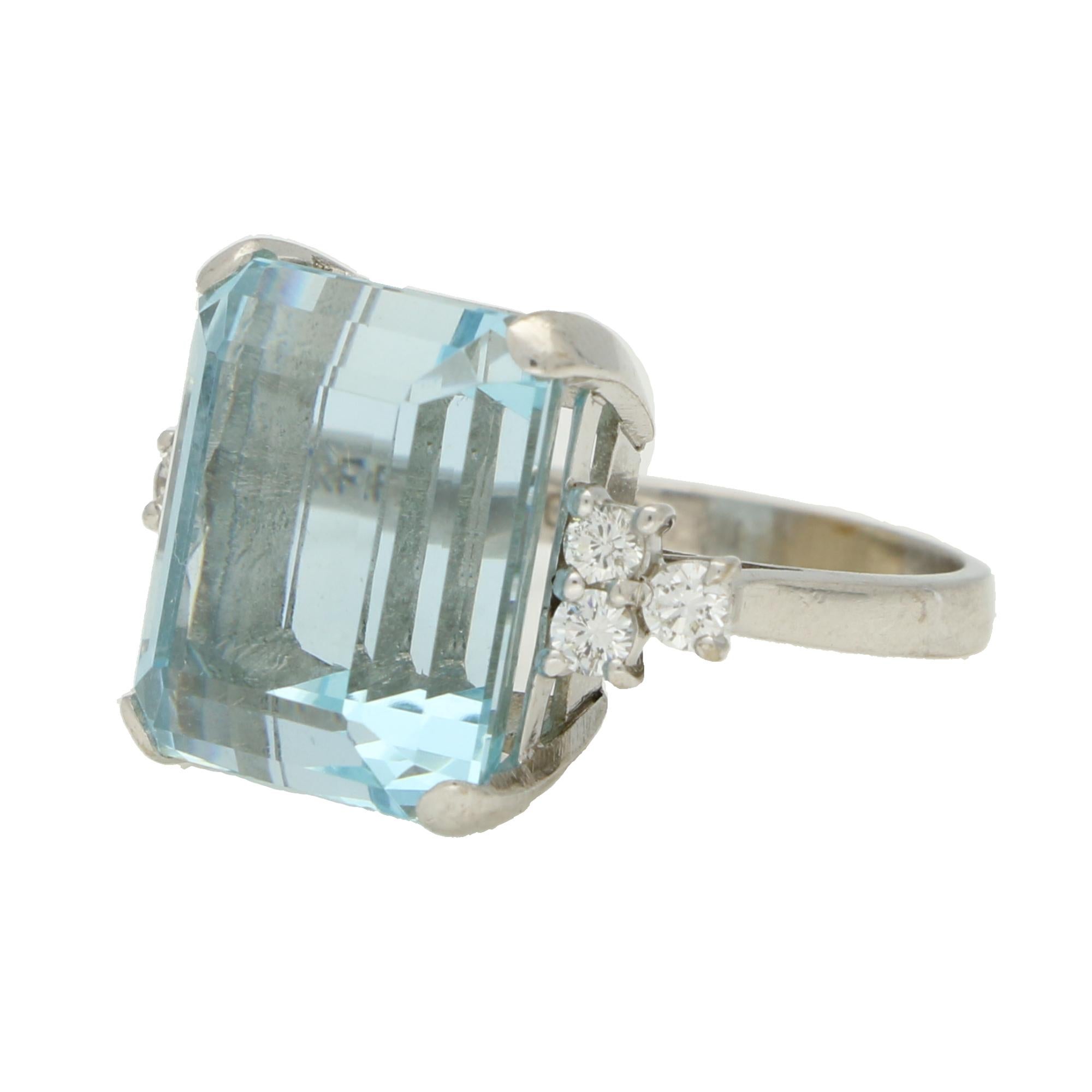 Vintage 1980's 11.00ct Aquamarine and Diamond Cocktail Ring Set in Platinum In condizioni ottime in vendita a London, GB