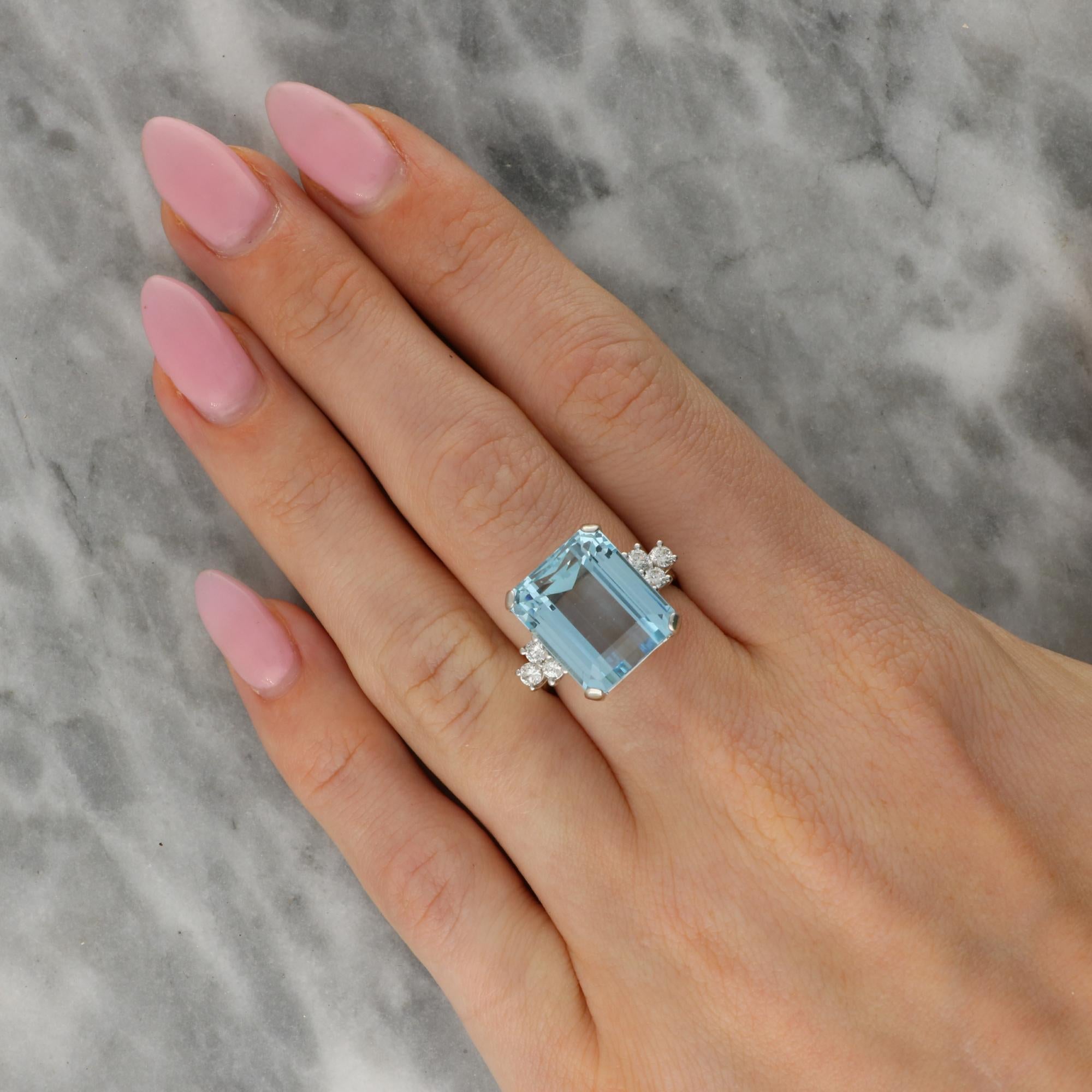 da uomo o donna Vintage 1980's 11.00ct Aquamarine and Diamond Cocktail Ring Set in Platinum in vendita