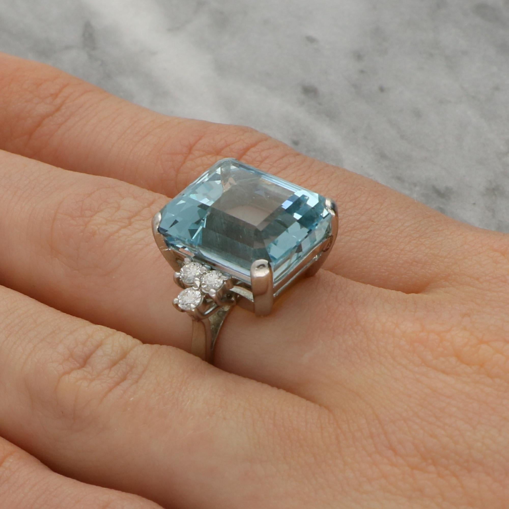 Vintage 1980's 11.00ct Aquamarine and Diamond Cocktail Ring Set in Platinum in vendita 1