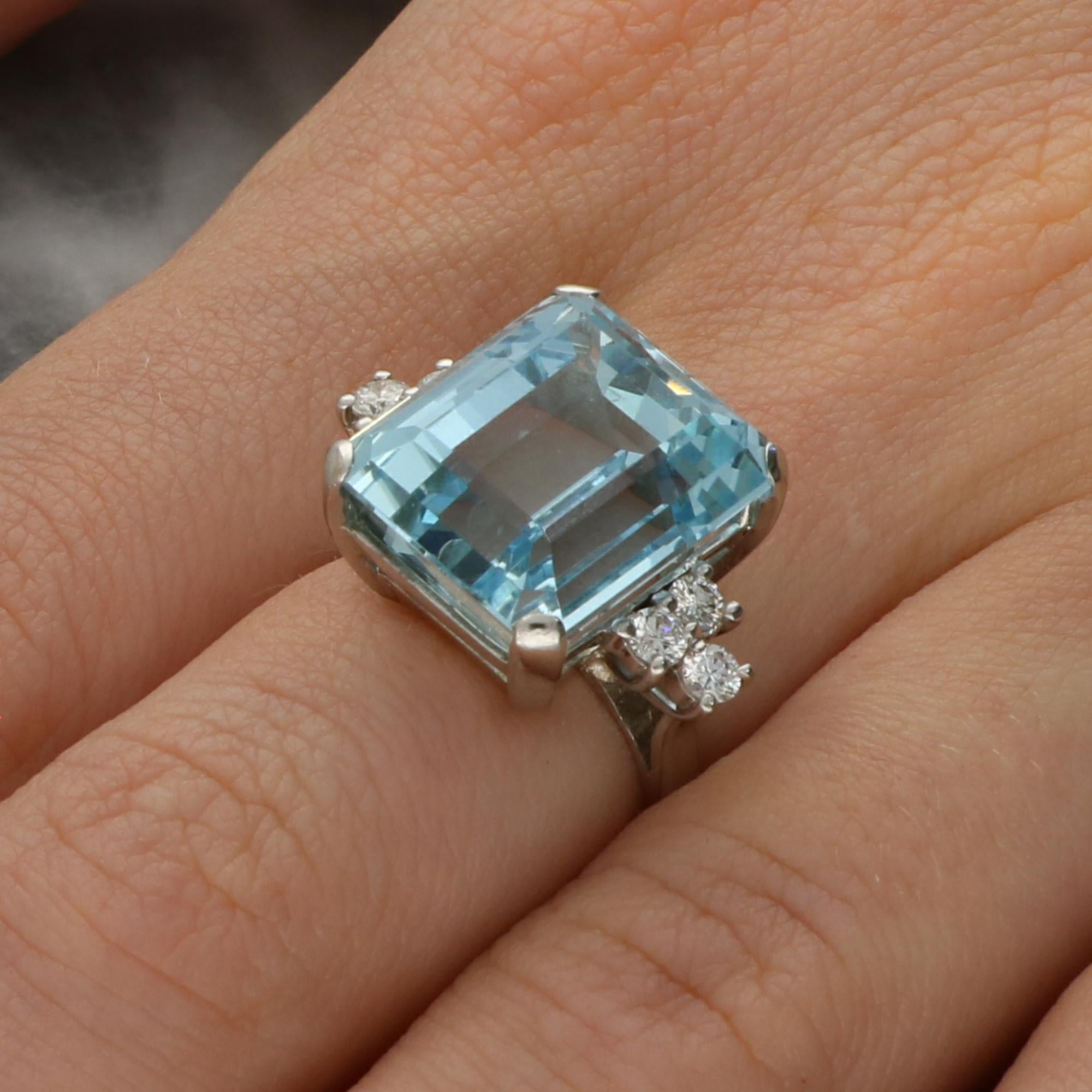 Vintage 1980's 11.00ct Aquamarine and Diamond Cocktail Ring Set in Platinum in vendita 2