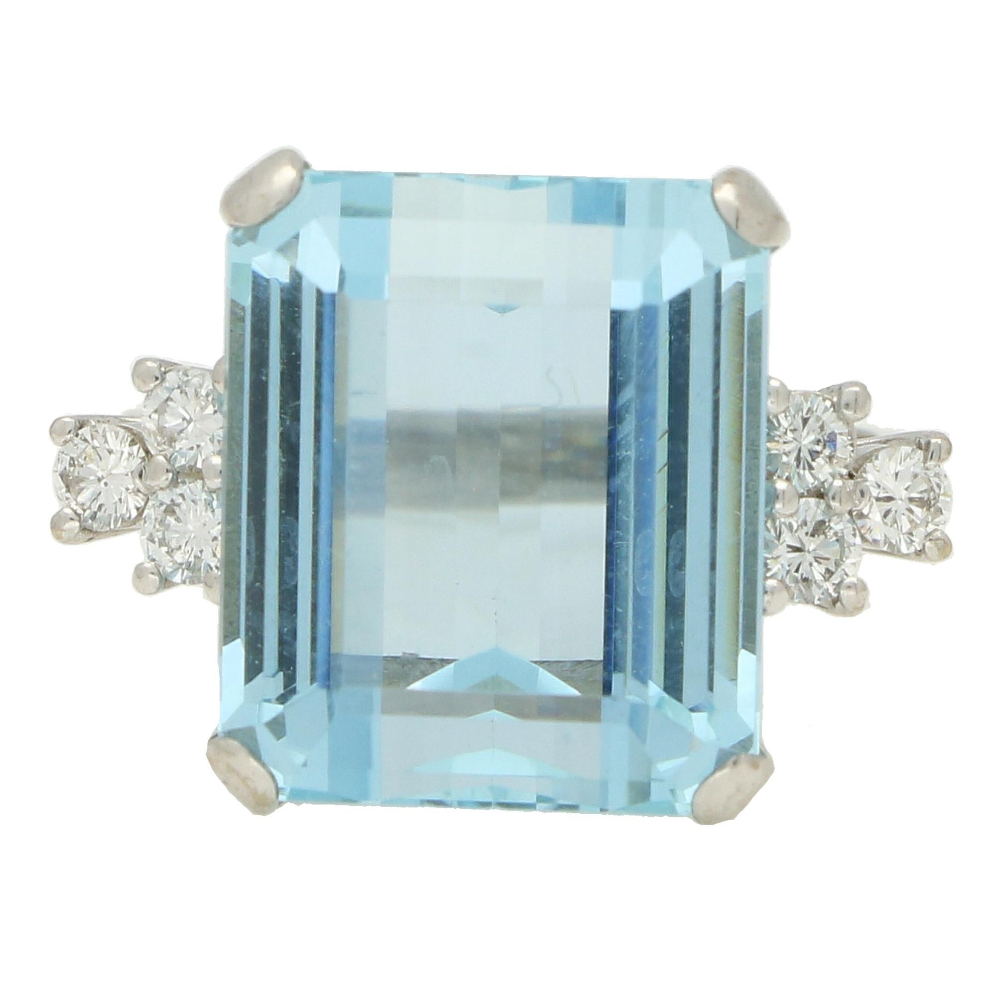 Vintage 1980's 11.00ct Aquamarine and Diamond Cocktail Ring Set in Platinum in vendita 3