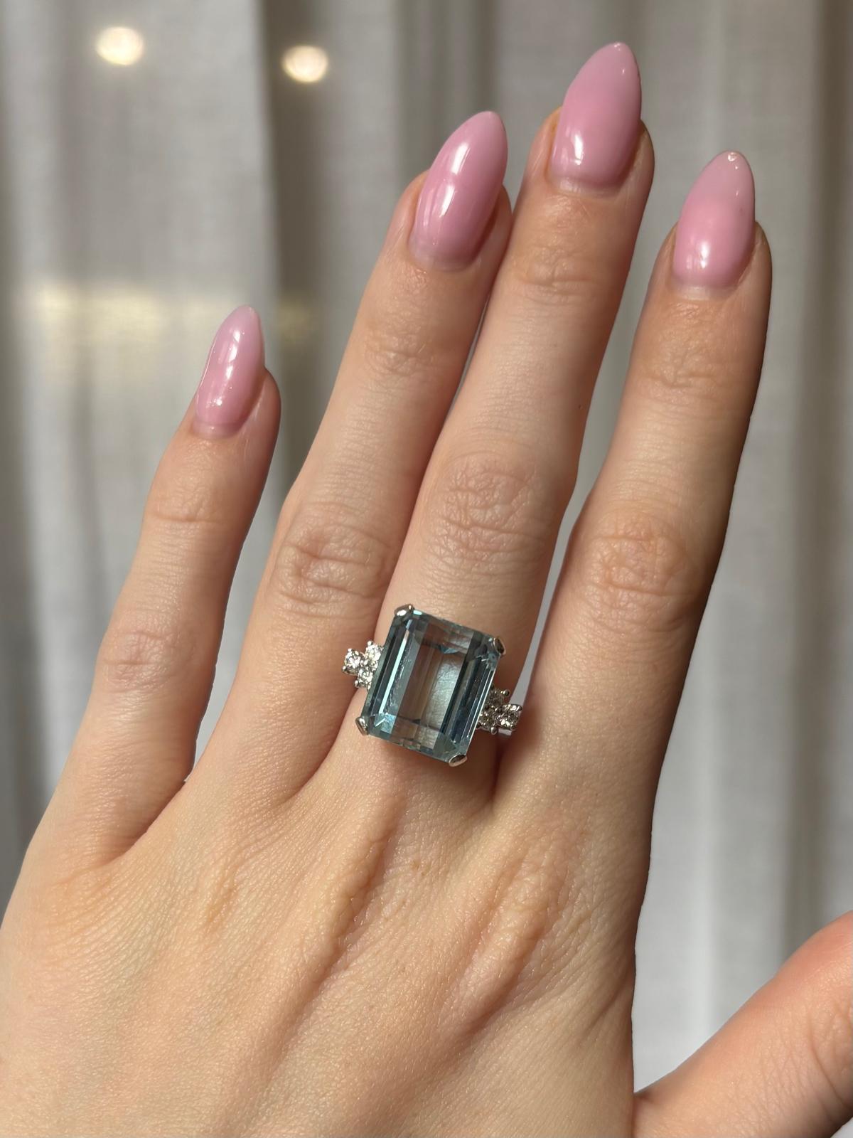 Vintage 1980's 11.00ct Aquamarine and Diamond Cocktail Ring Set in Platinum in vendita 4