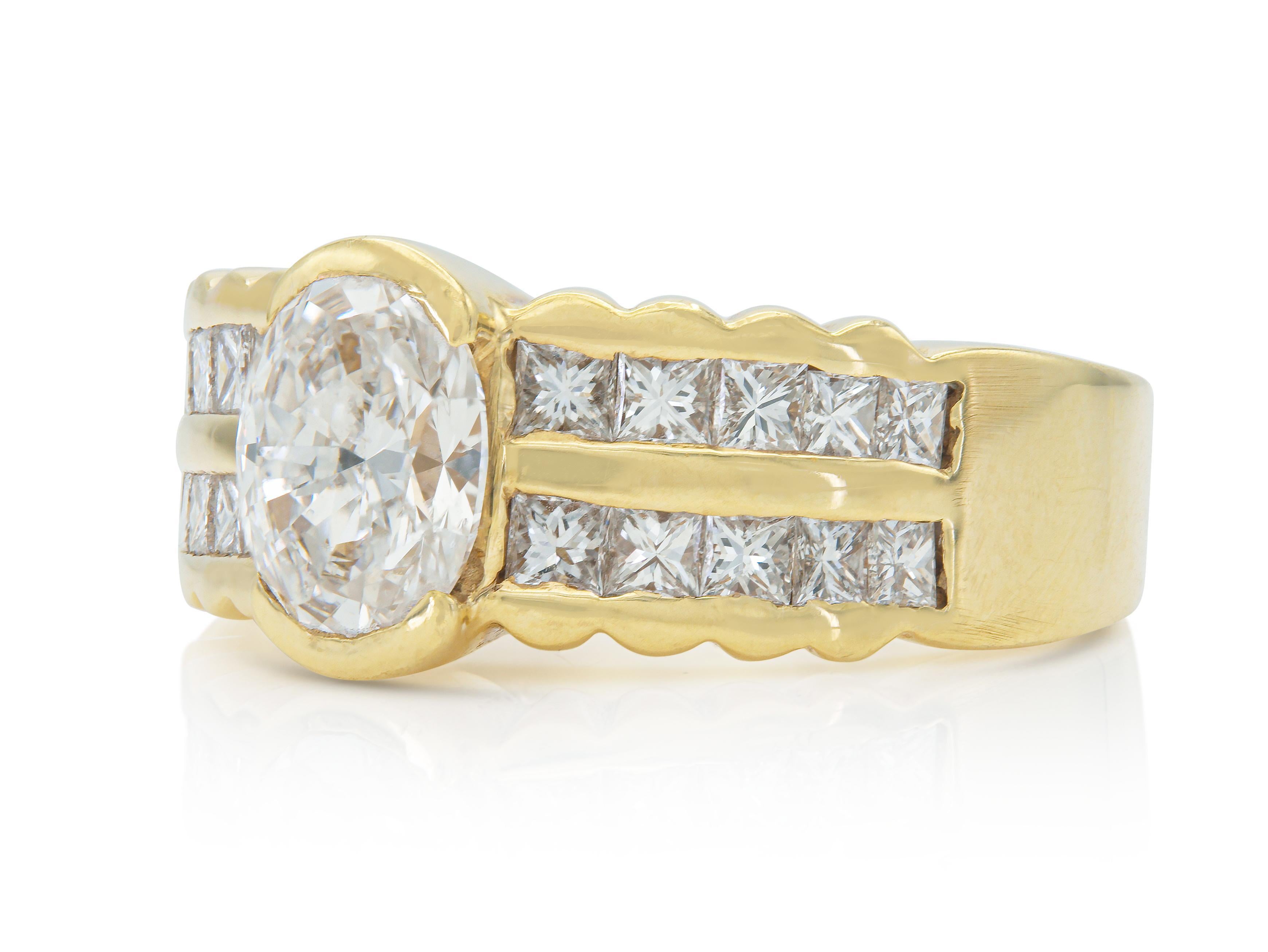 Finement réalisée en or jaune 14k, elle est ornée d'un diamant central de taille ovale pesant au total environ 1,15 carat, de couleur G-H et de pureté SI1-SI2, et de diamants de taille princesse pesant au total environ 1,00 carat.
Circa 1980
Taille