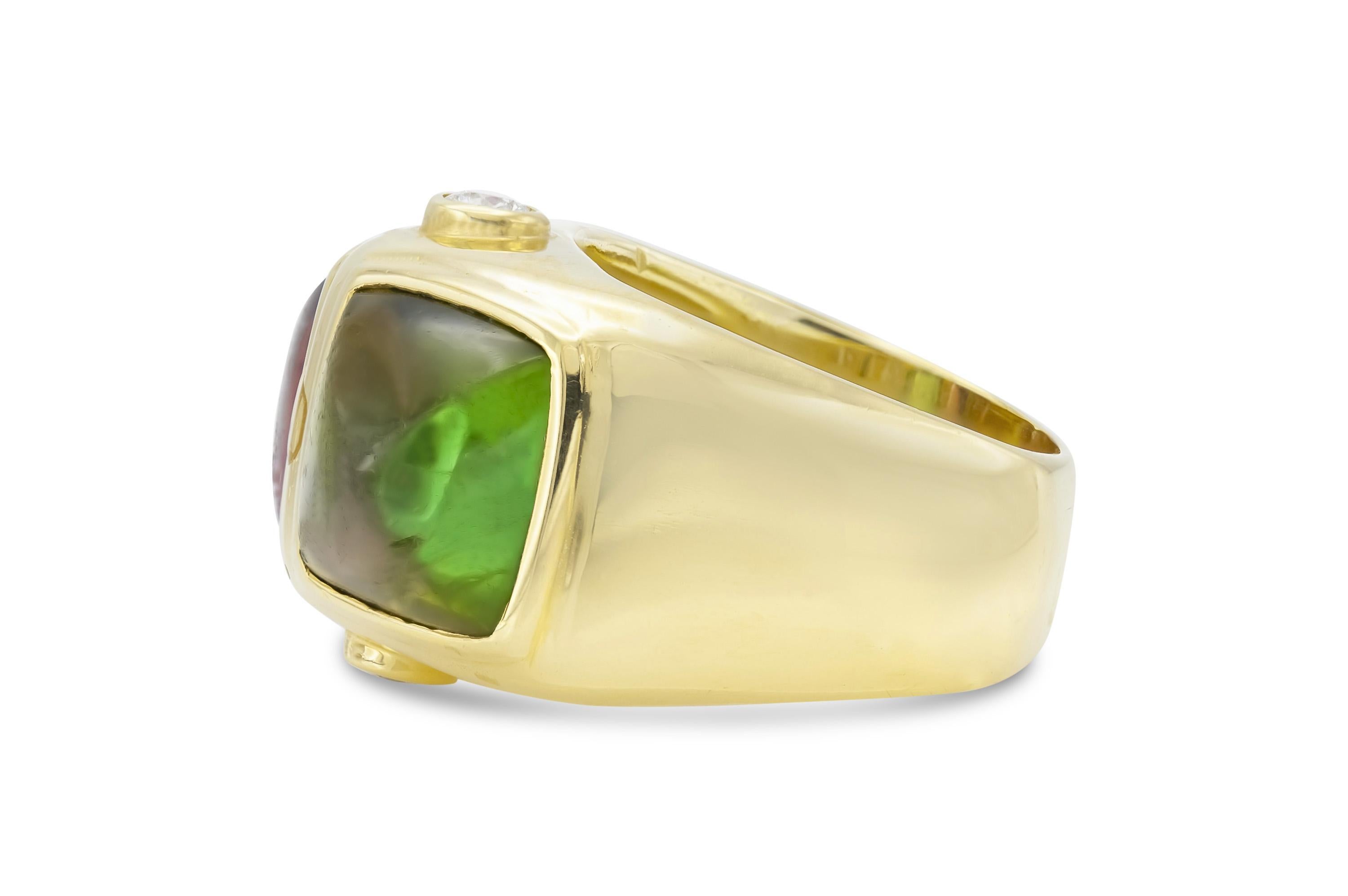 Fein gearbeitet in 18k Gelbgold mit zwei Sugarloaf Cabochon Turmalinen, einer grün und der andere rot, mit einem Gewicht von jeweils ca. 6,00 Karat.
Der Ring enthält zwei runde Diamanten im Brillantschliff mit einem Gesamtgewicht von etwa 0,30