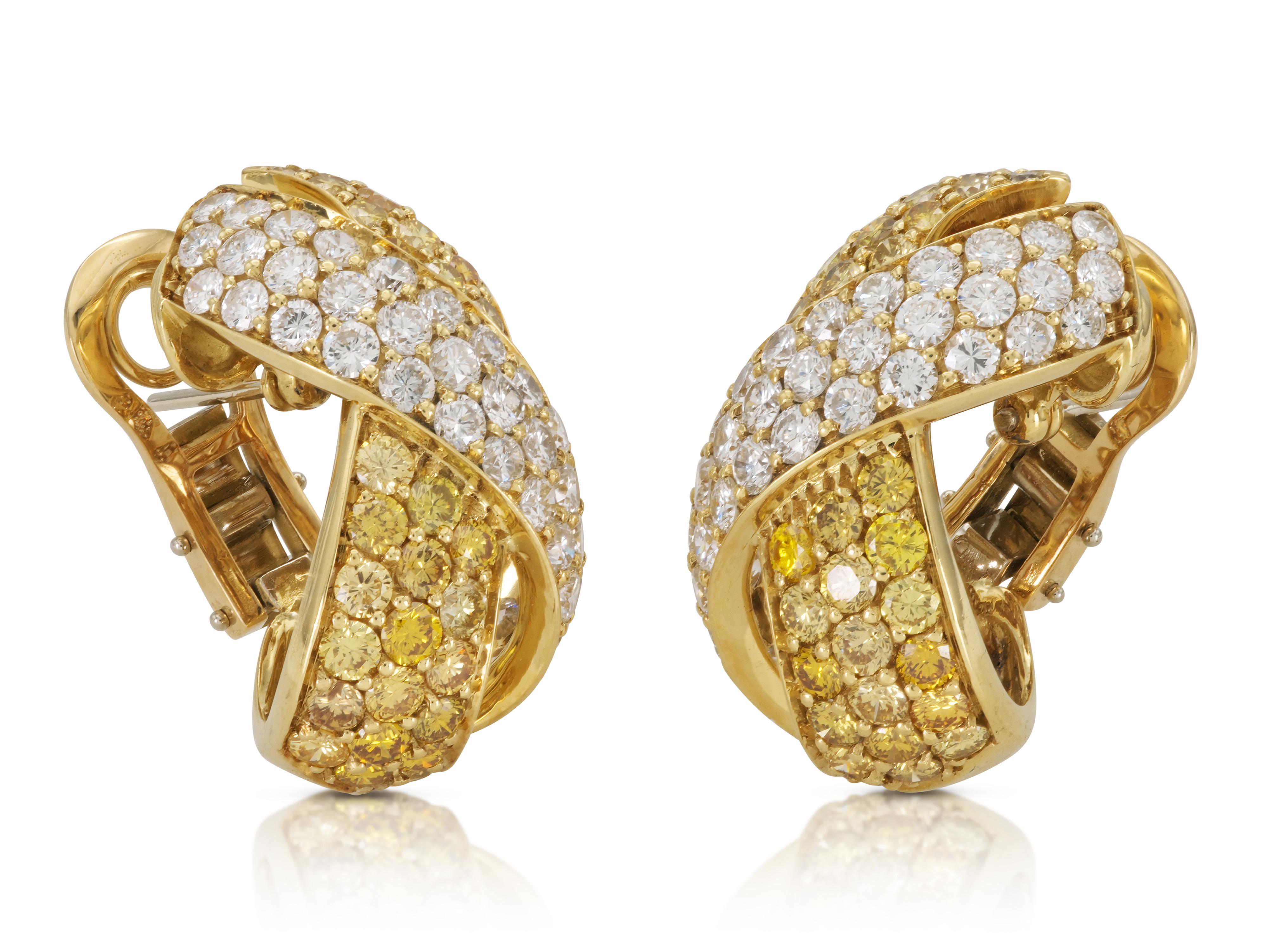 Finamente elaborada en oro amarillo de 18 quilates con Diamantes Blancos talla Redonda Brillante con un peso total aproximado de 7,00 quilates y Diamantes Amarillos con un peso total aproximado de 5,00 quilates.
Alrededor de 1980
1 1/4 x 3/4 pulgadas