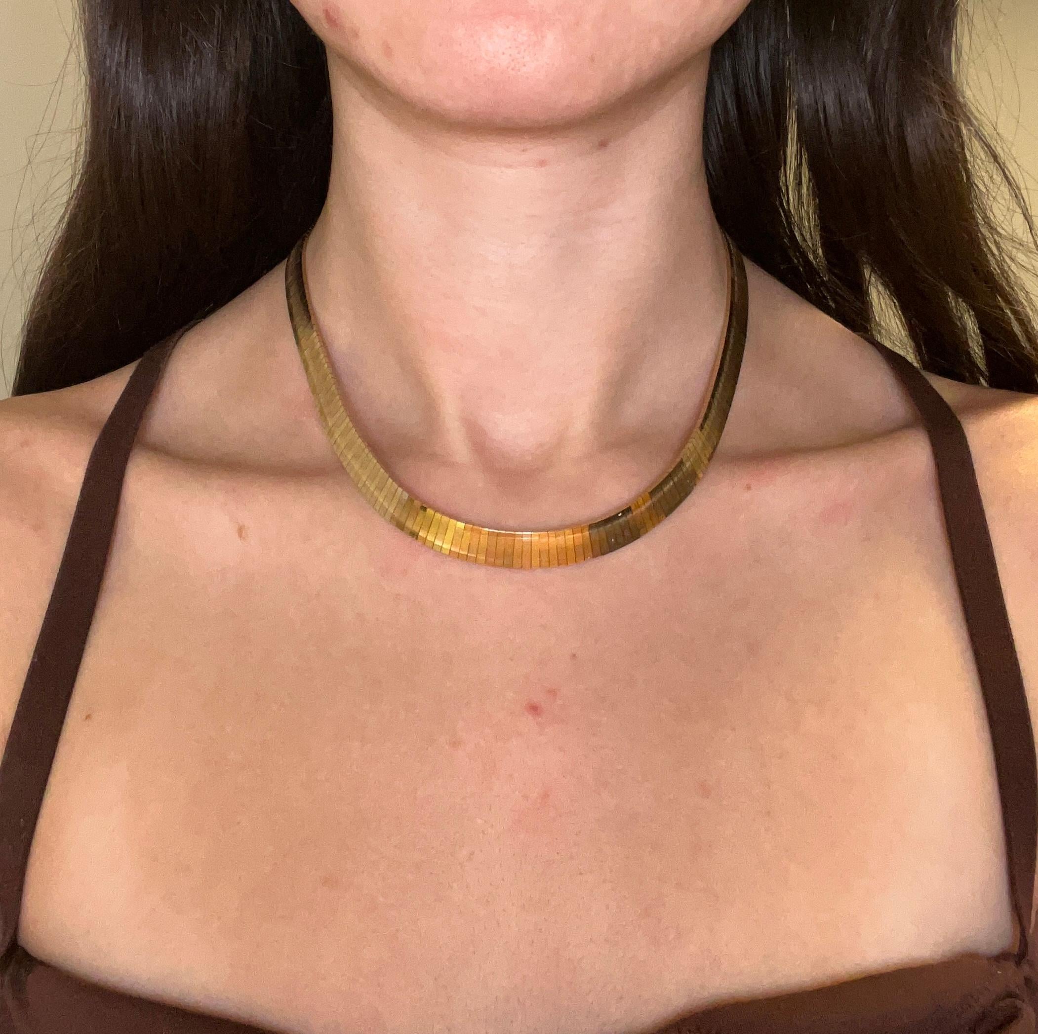 Collier ras du cou Omega tricolore en or jaune 14 carats des années 1980 en vente 1