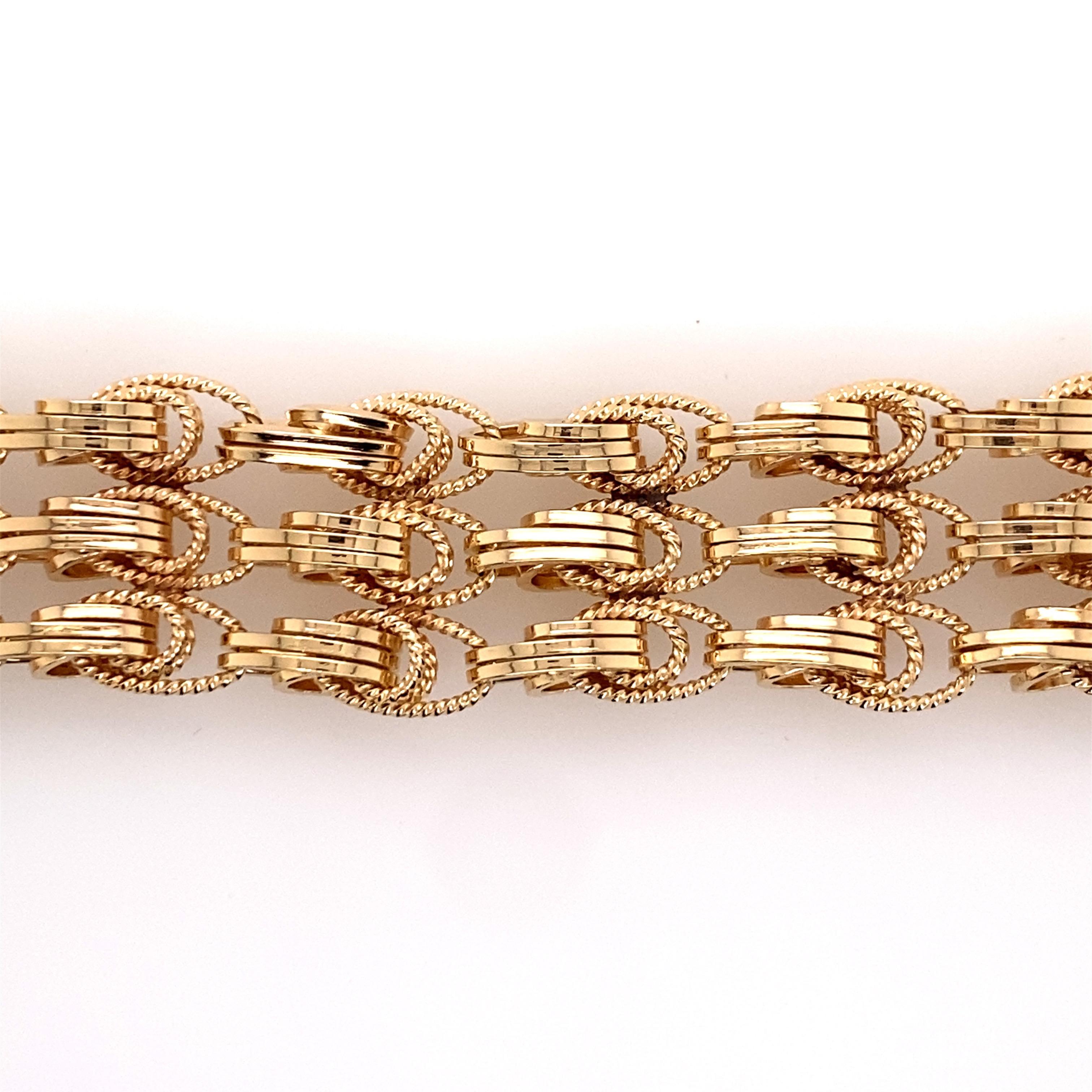 Vintage 1980's 14K Gelbgold 3 Row Wide Link Bracelet - Das Armband misst 7 Zoll lang und 3/4 Zoll breit. Das Armband verfügt über einen verdeckten Druckknopfverschluss mit einer 8-fachen Sicherung. Das Gewicht des Armbands beträgt 48.8 Gramm.