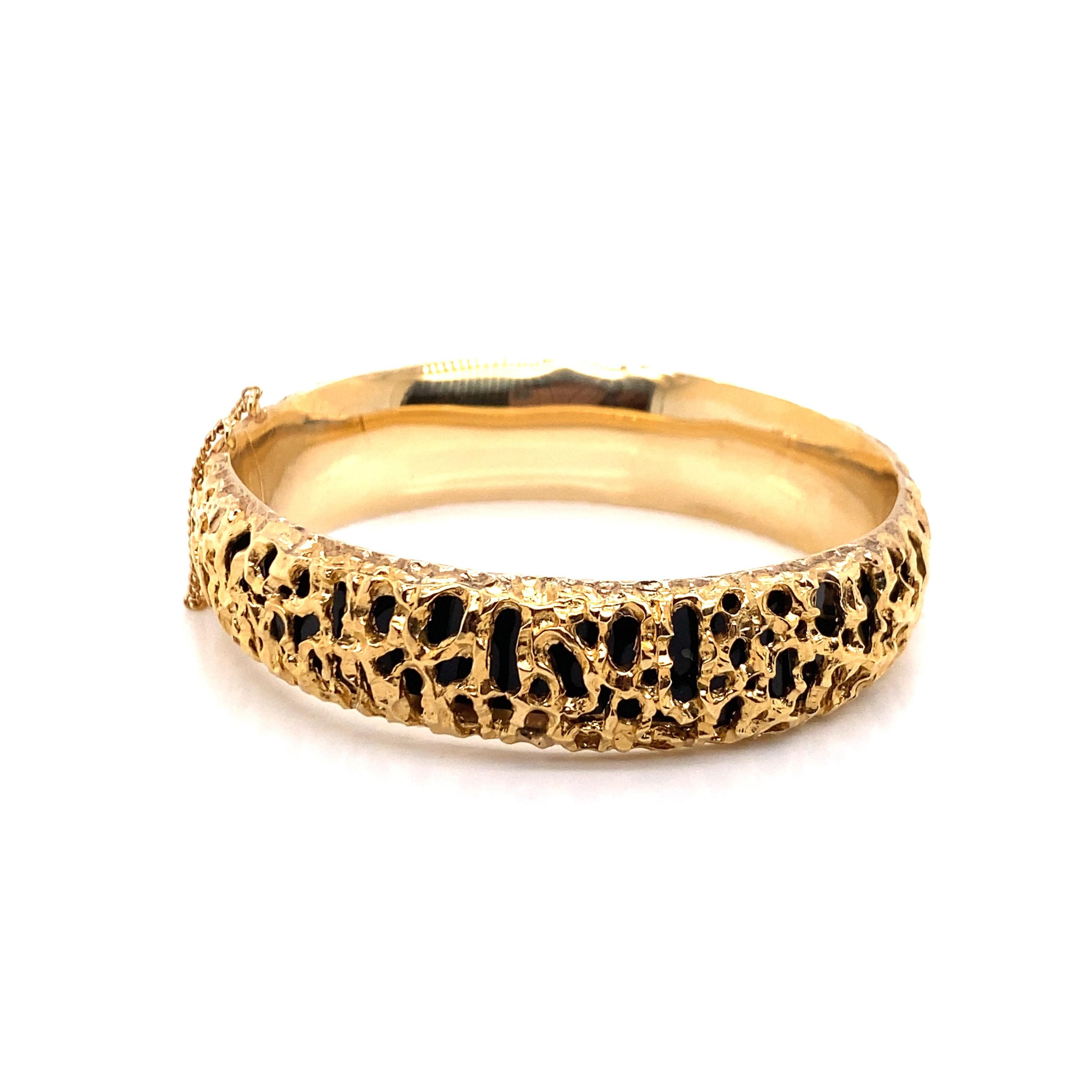 Contemporary Vintage 1980's 14K Yellow Gold Bangle Bracelet with Filigree and Onyx For Sale