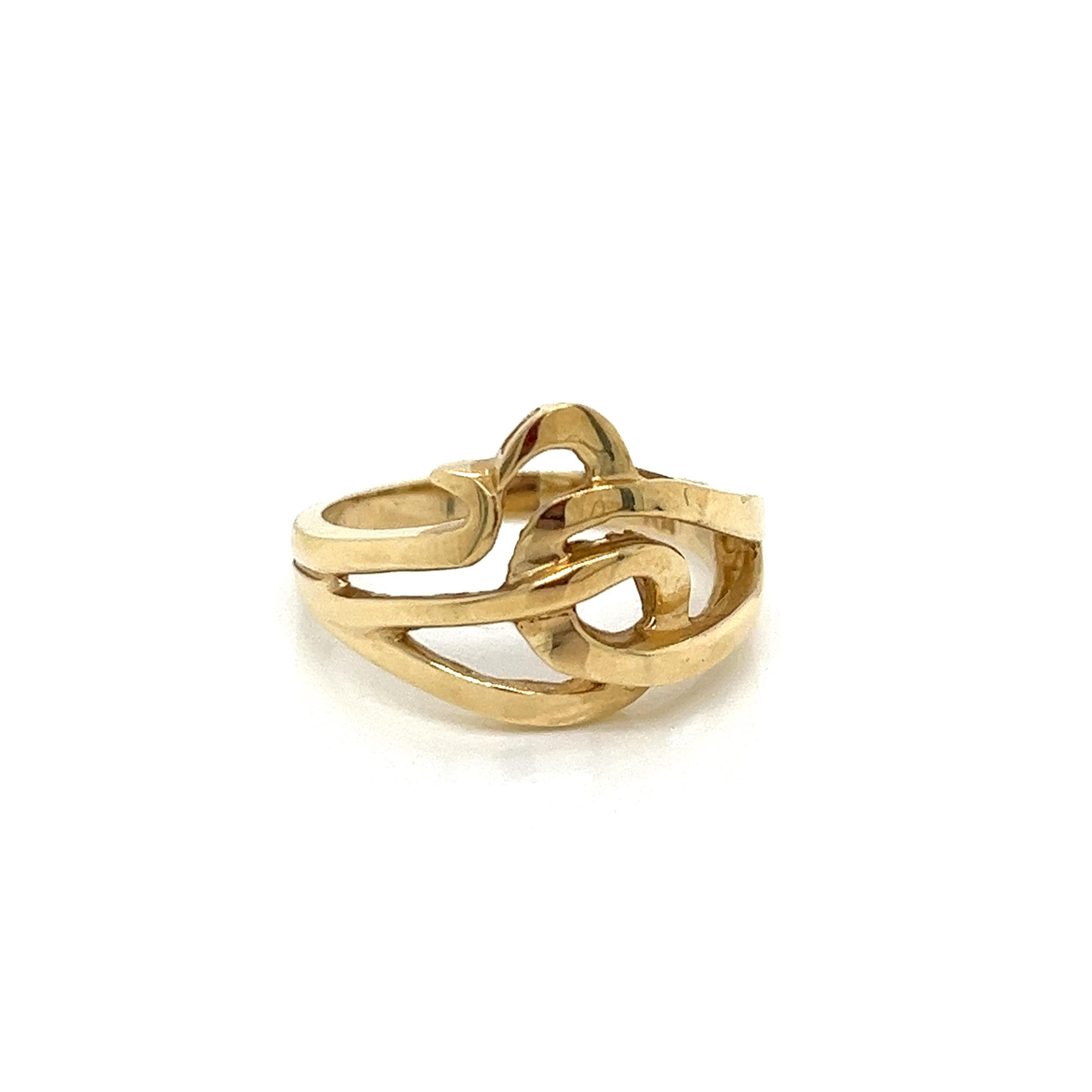 Vintage 1980's 14k Yellow Gold Statement Ring. La largeur de l'anneau sur le dessus est de 13 mm et se rétrécit à 5 mm sur le côté et à 2,3 mm sur le dessous. Le tour de doigt est de 6,25 et il peut être dimensionné sur demande. La bague pèse 4,03 g.