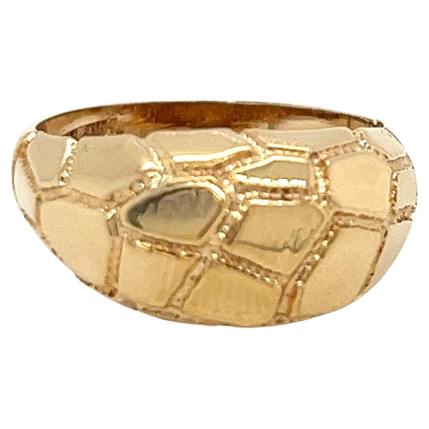 Vintage 1980's 14k Gelbgold Schildkröte Shell Design Kuppel Erklärung Ring. Der Ring misst oben 9 mm und verjüngt sich an der Seite auf 5 mm. Die Höhe der Kuppel über dem Finger beträgt 5 mm. Die Breite des Rings an der Unterseite beträgt 3 mm. Die