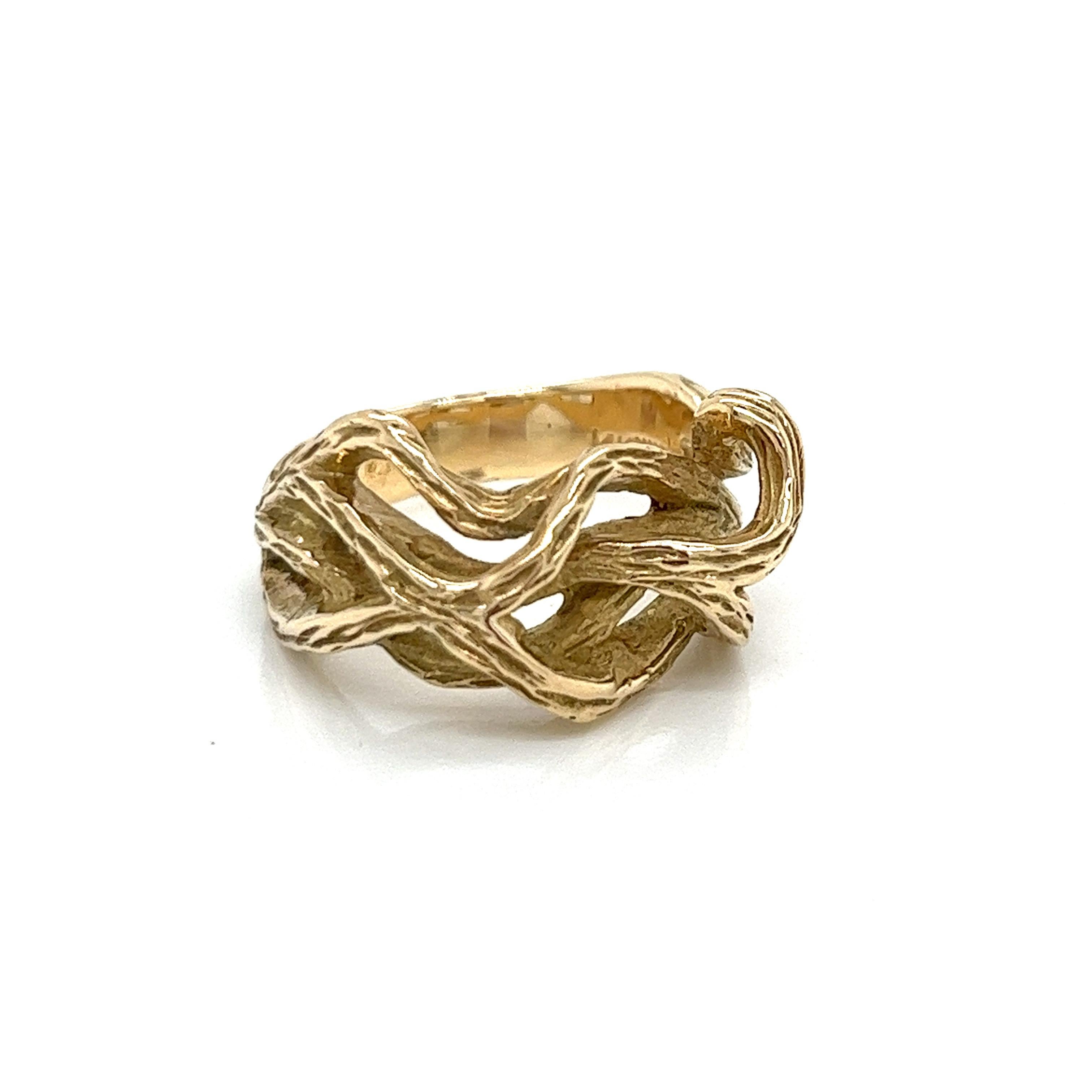 Vintage 1980's 14k Yellow Gold Twisted Gold Statement Ring. La largeur de l'anneau sur le dessus est de 10,3 mm et se réduit à 4,8 mm sur le dessous. La taille de la bague est de 6,5 et elle peut être dimensionnée sur demande. La bague pèse 8,16 g.