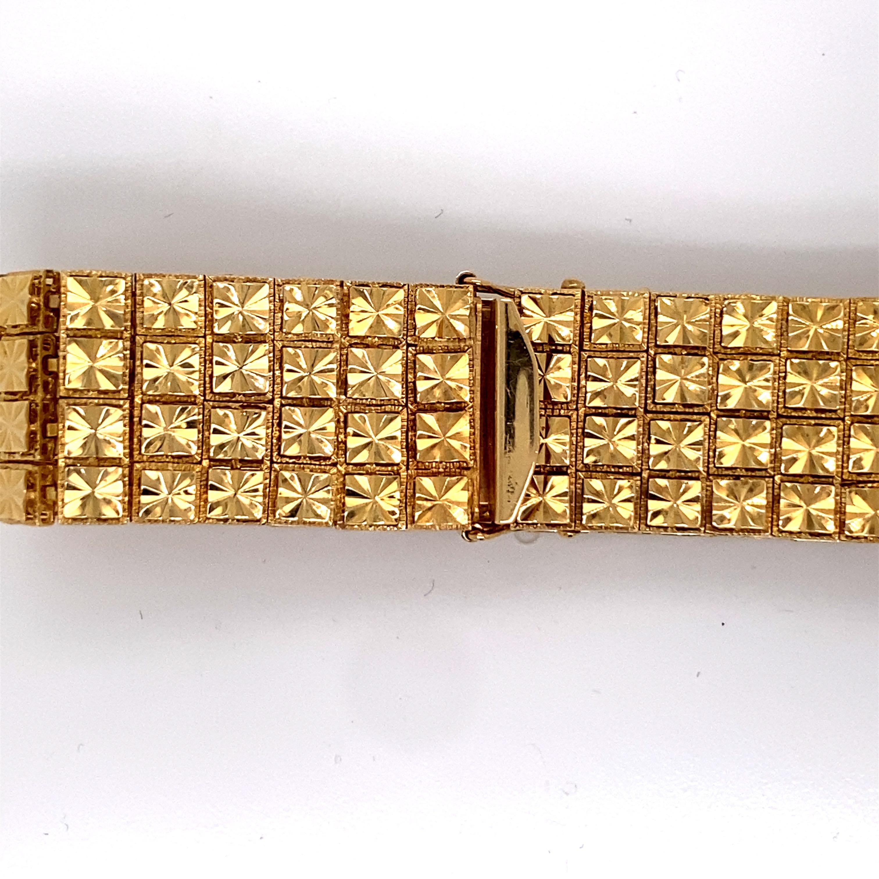 Vintage 1980s 14K Gelbgold Wide Link Bracelet - Das Armband misst 7,25 Zoll lang und .70 Zoll breit und hat einen versteckten Verschluss mit Druckknopf für einen kontinuierlichen Stil. Die Links haben Blumenmuster. Das Gewicht des Armbands beträgt