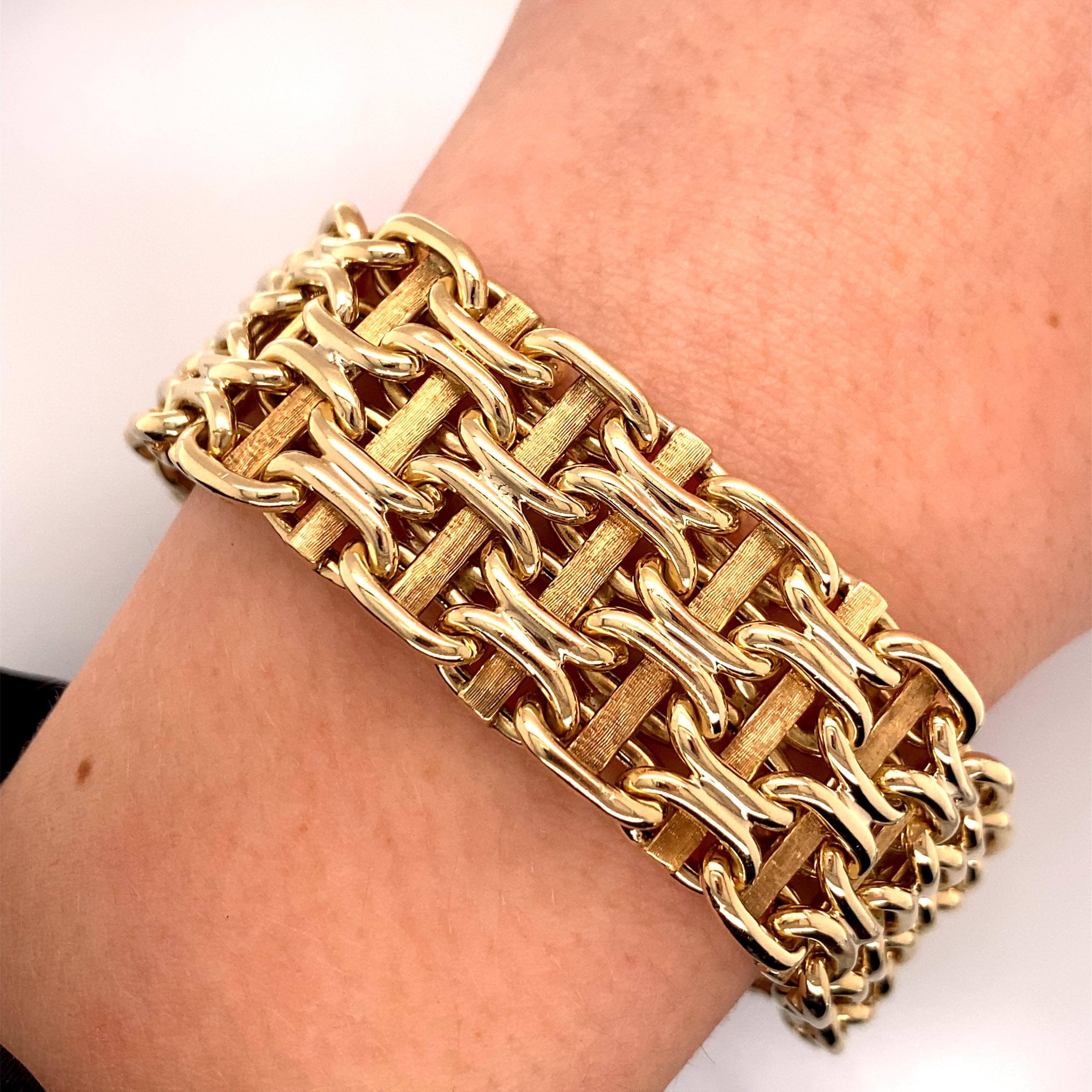 Moderne Vintage 1980 14 Karat Yellow Gold Wide Link Bracelet en vente