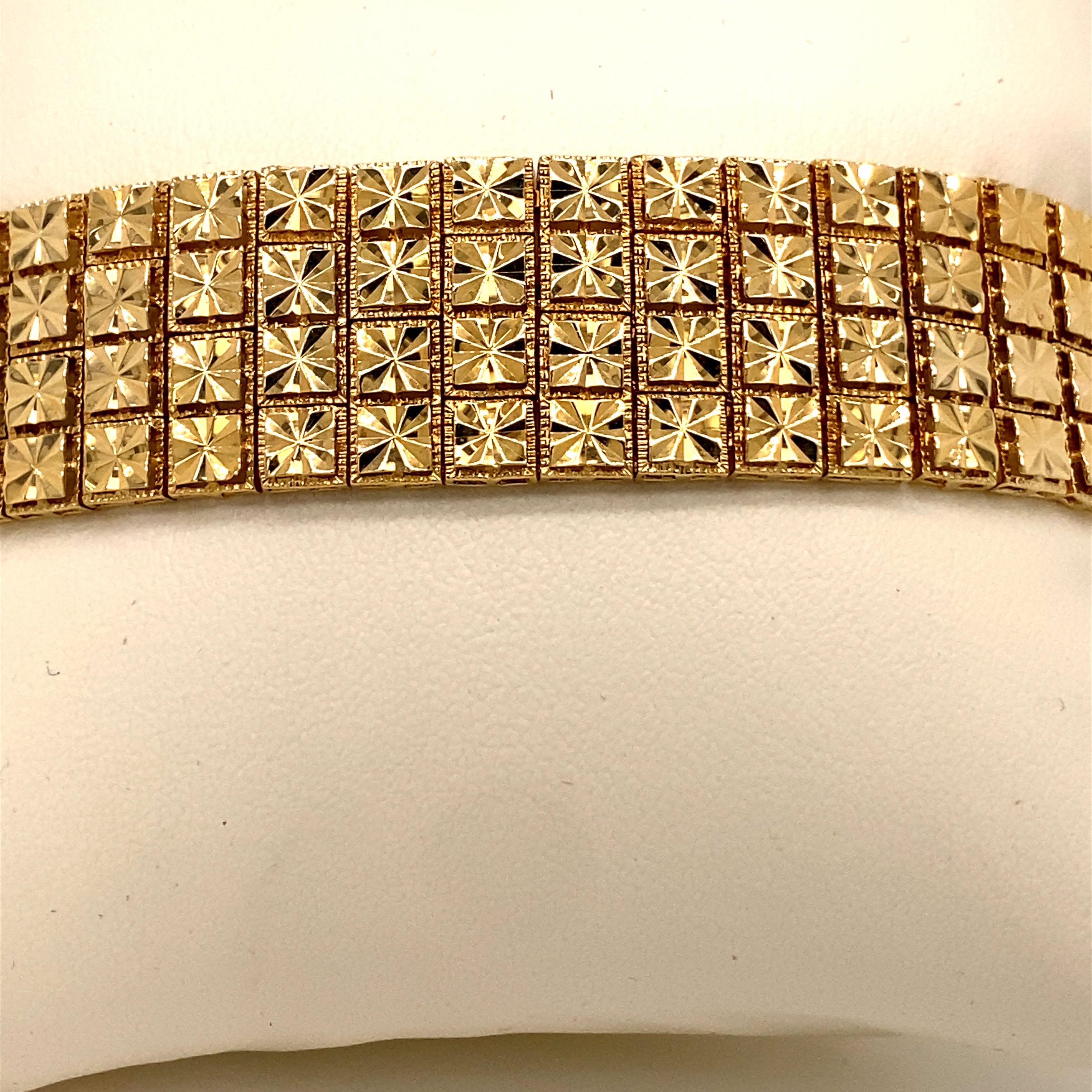 Vintage 1980s 14 Karat Yellow Gold Wide Link Bracelet In Good Condition For Sale In Boston, MA