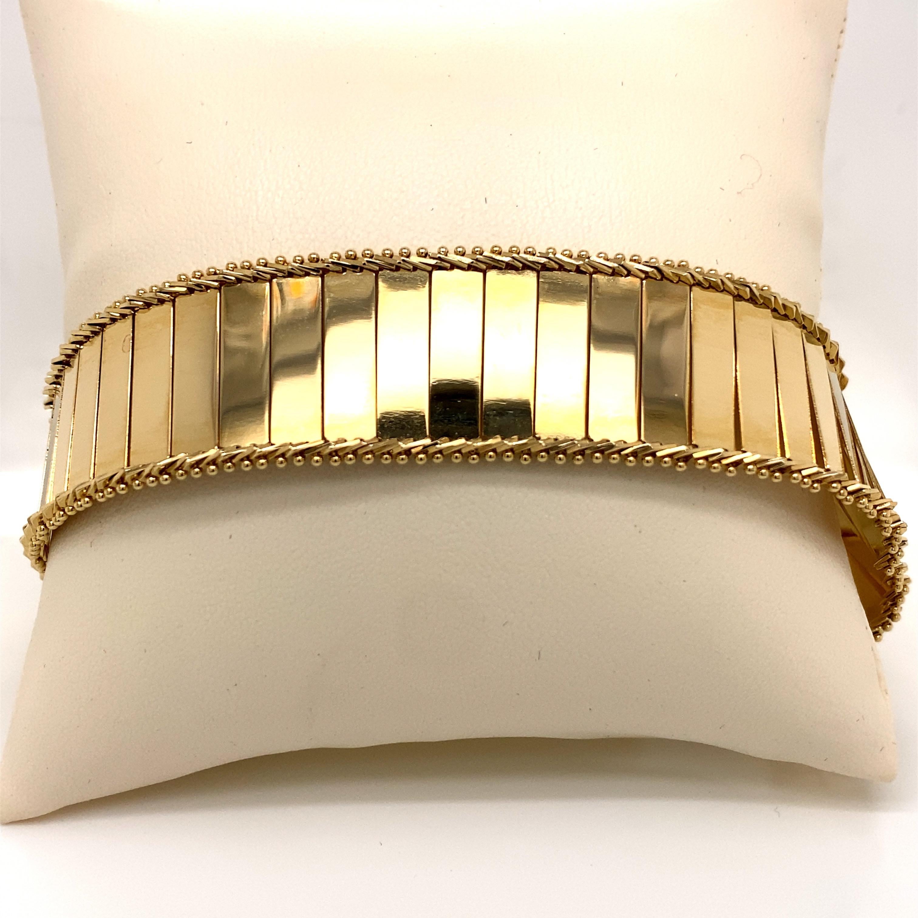Vintage 1980s 14K Yellow Gold Wide Mirror Finish Link Bracelet - Das Armband misst 7 Zoll lang und .75 Zoll breit. Das Armband ist mit einer Fuchsbandeinfassung versehen und wiegt 24,6 Gramm.