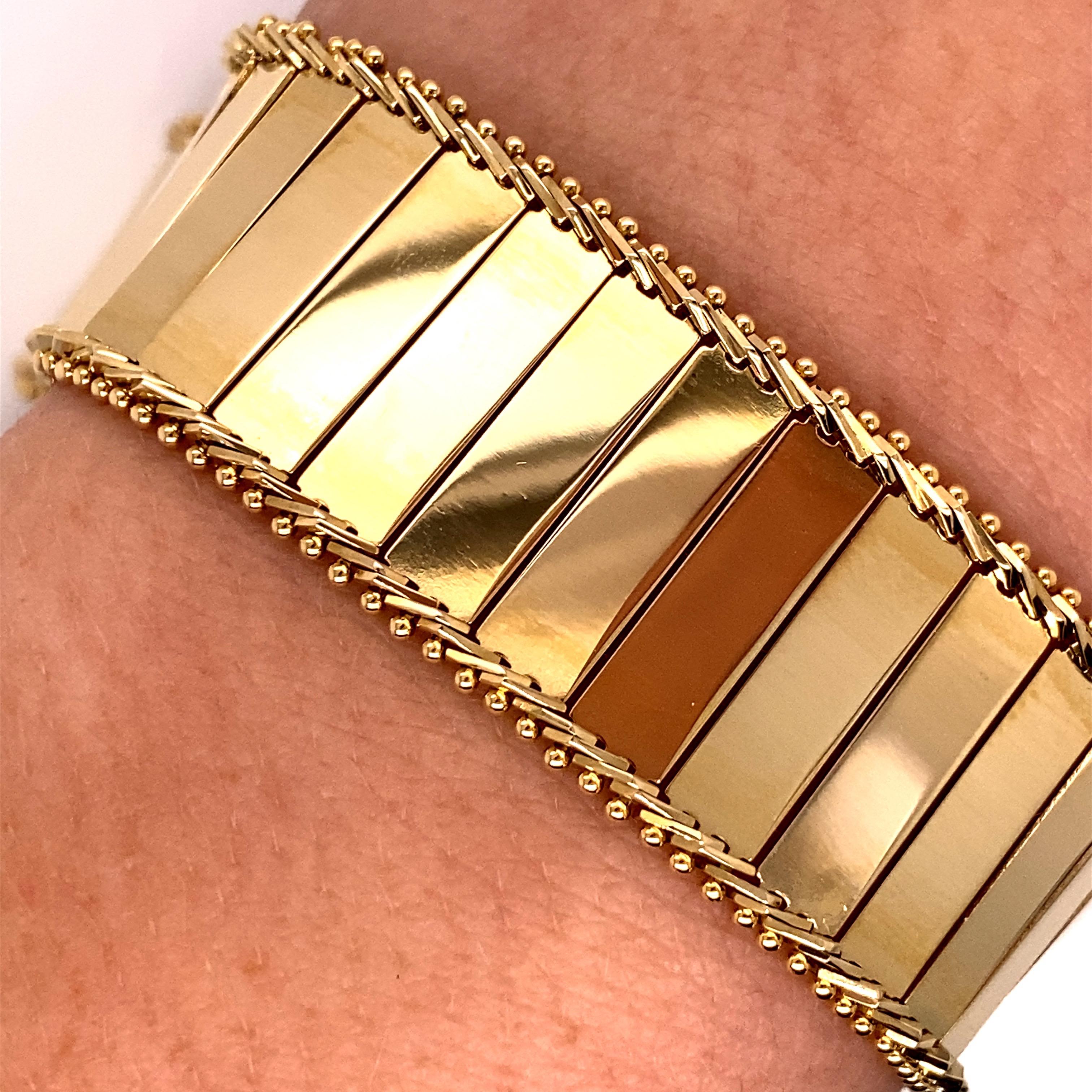 Vintage 1980s 14 Karat Yellow Gold Wide Mirror Finish Link Bracelet In Good Condition For Sale In Boston, MA