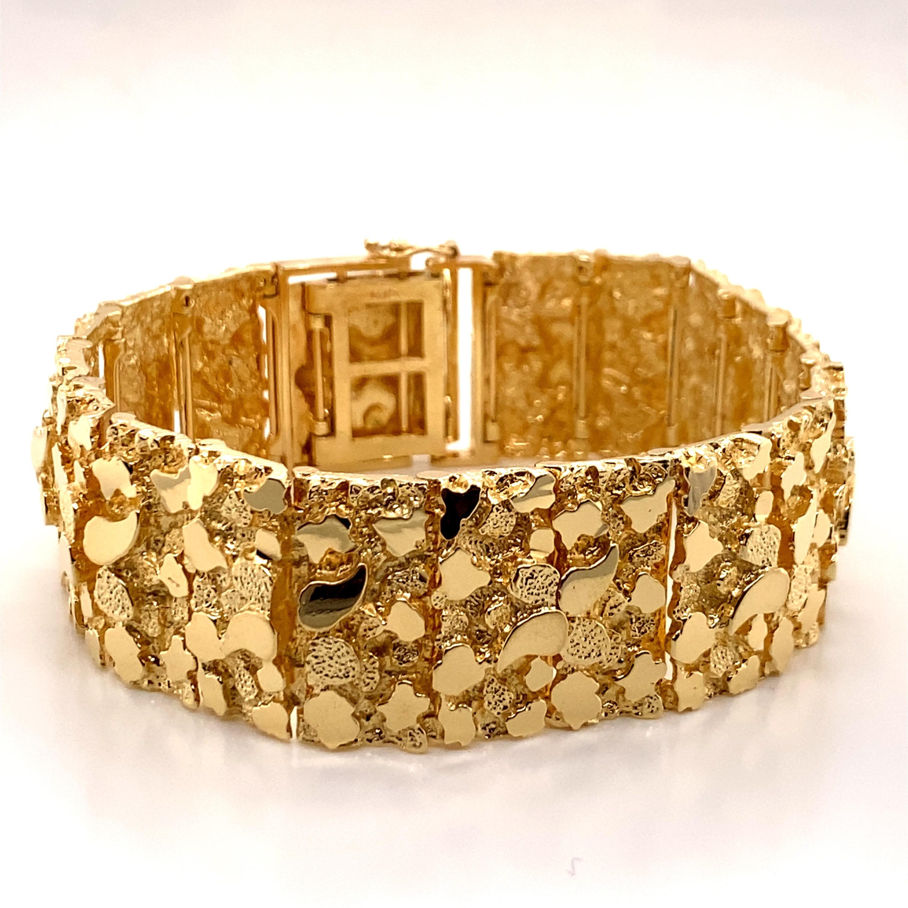 Bracelet large à pépites en or jaune 14K des années 1980 - Le bracelet présente deux options de longueur - 8 1/4 pouces et 8 1/2 pouces. Le bracelet mesure 7/8 pouces de large et pèse 83,3 grammes.