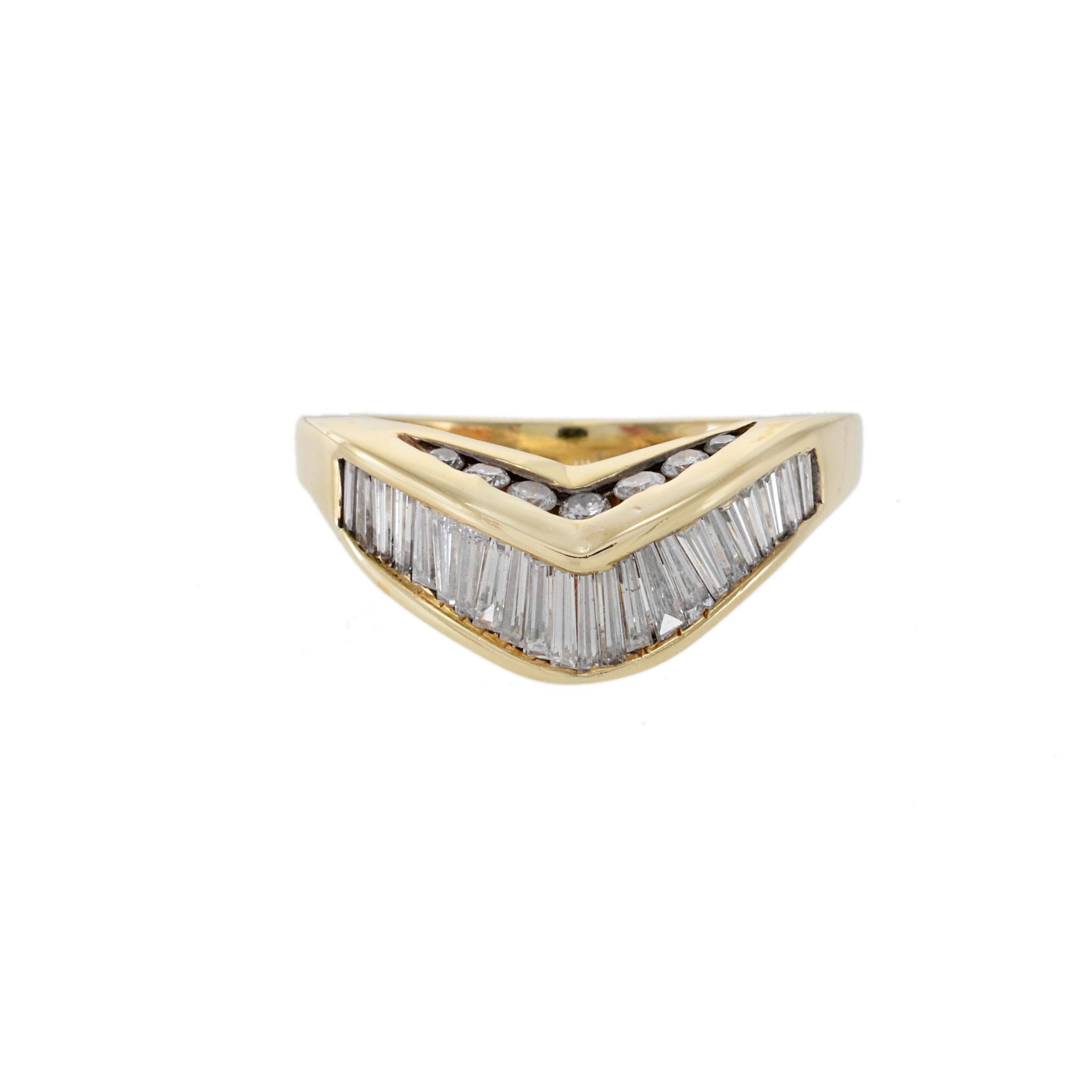 Il Vintage 1980's Circa 14kt Yellow Gold Round and Baguette Cut Diamond Enhancer Band è uno splendido gioiello progettato per migliorare l'aspetto di un altro anello. Il cinturino presenta un totale di 1,80 carati di diamanti rotondi e a baguette,