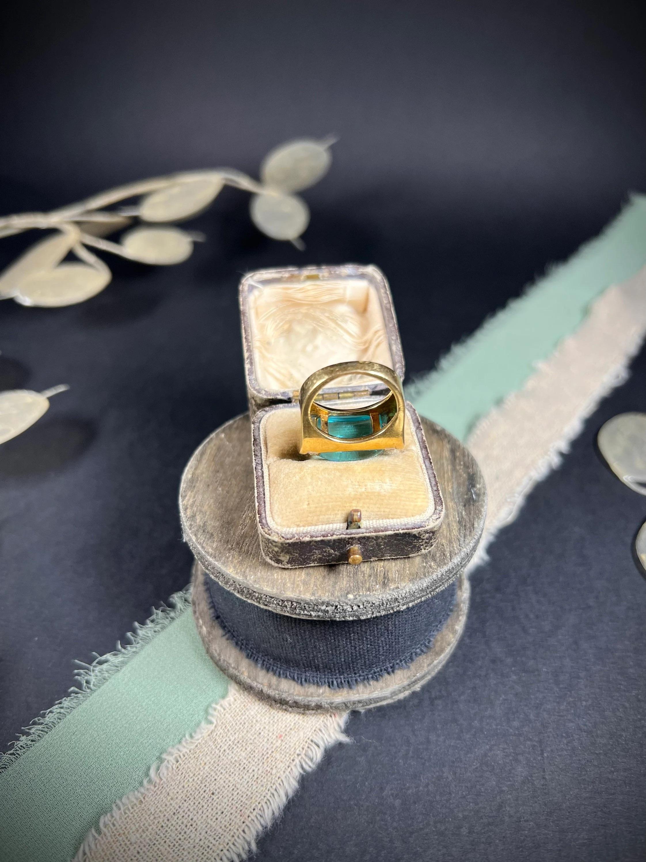 Vintage 1980’s 18ct Gold Contemporary Blue Topaz & Diamond Cocktail Ring In Good Condition For Sale In Brighton, GB