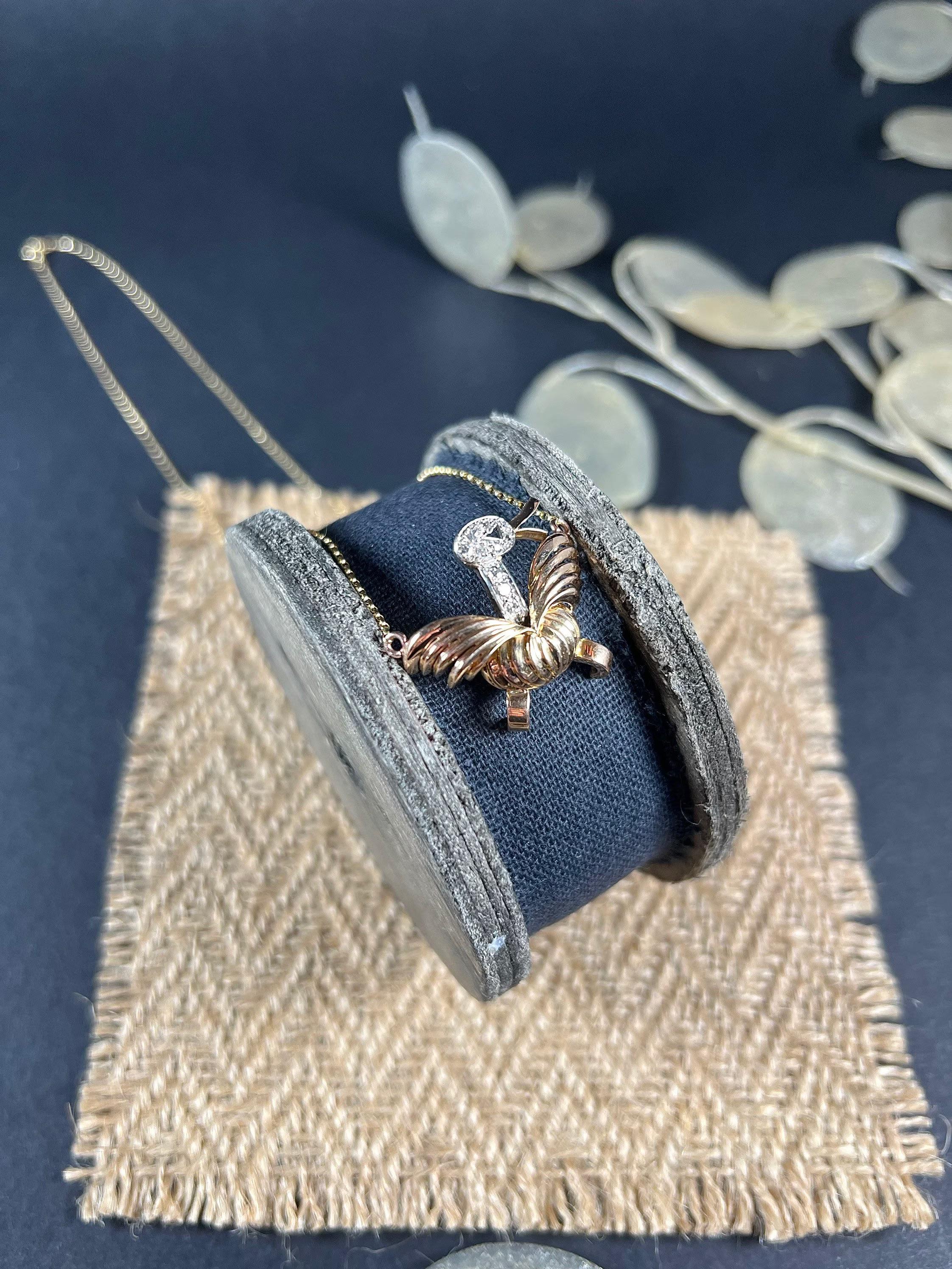 Collier vintage en forme de canard 

Or 18ct testé 

Circa 1980's

Fabuleuse pièce contemporaine représentant un magnifique canard doré. Son corps et son bec sont en 18ct good tandis que sa tête et son cou sont incrustés de diamants étincelants. Le
