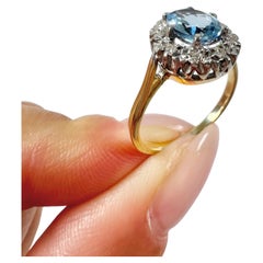 Vintage 1980s 18ct Gold Stamped, Oval Shaped Aquamarine & Diamond Cluster Ring