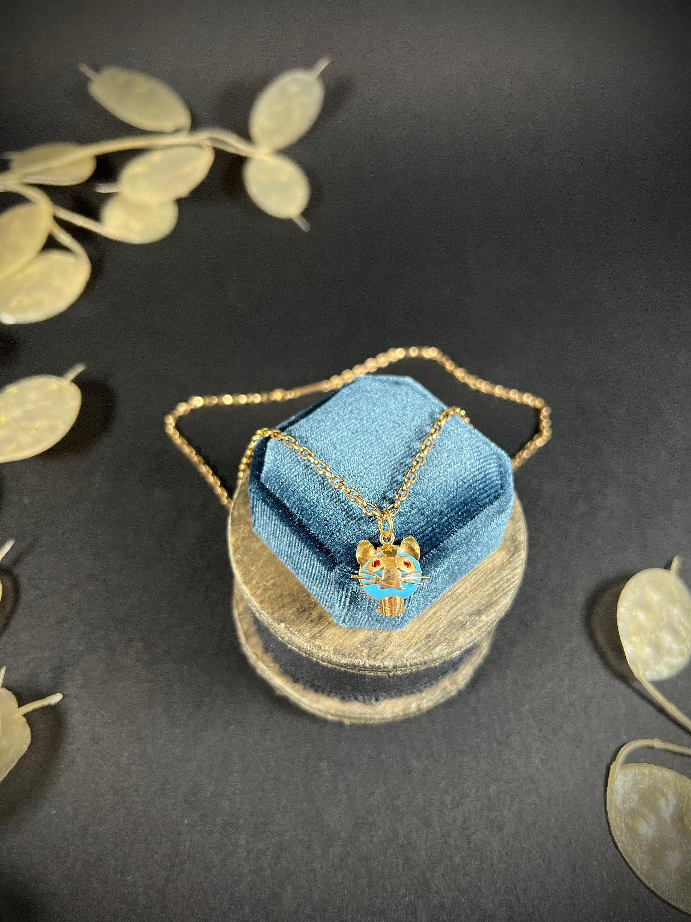 Vintage Cat Pendant 

18ct Gold Stamped 

Circa 1980’s

Cute, little vintage cat pendant. Set with beautiful, bright, blue turquoise stone. His features a crafted in 18ct gold which incase the turquoise stone & is finished perfectly with little,
