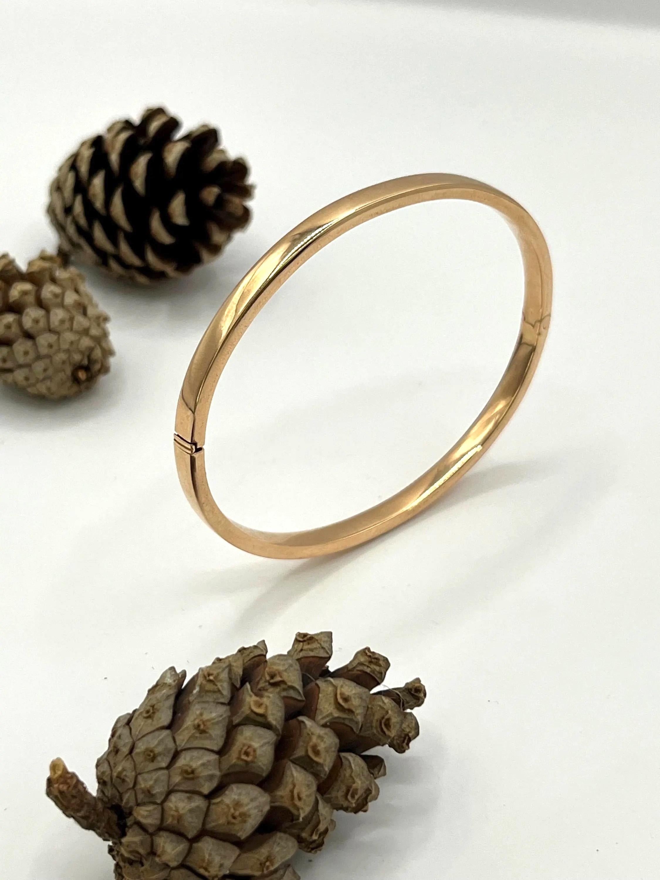 Brazalete bisagra liso oro rosa vintage 

Estampado Oro 18ct 

Alrededor de 1980

Un brazalete clásico y elegante elaborado en oro rosa macizo de 18 ct, con una superficie lisa y sin adornos que resalta la riqueza del metal. El brazalete tiene