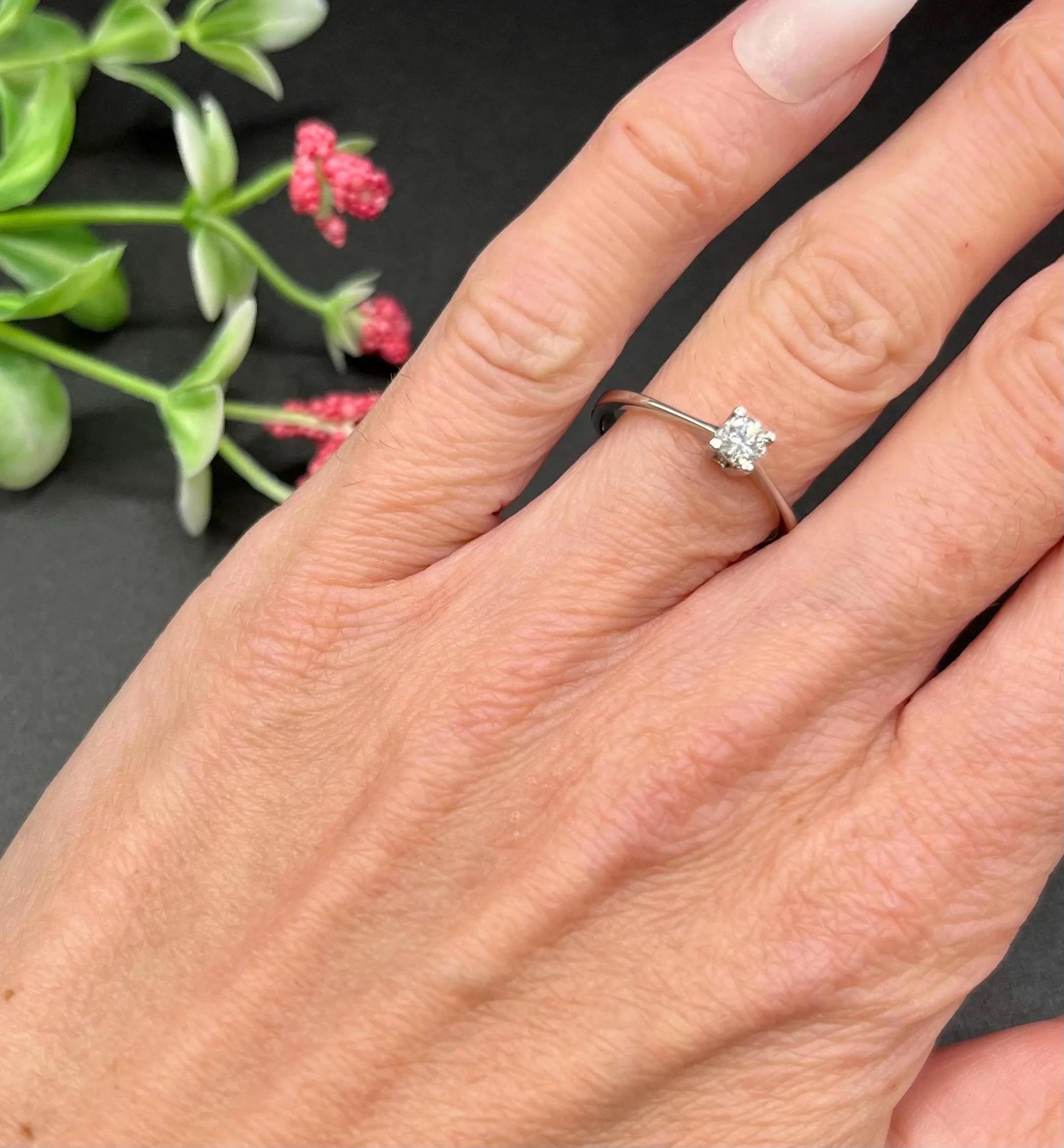 Vintage Diamant Verlobungsring

18 Karat Weißgold - gestempelt 750

Hübscher Solitär-Verlobungsring im Vintage-Stil. Ein Diamant mit Brillantschliff in Krallenfassung auf einem Band aus 18 Karat Weißgold.

Gewicht des Diamanten ca. 0,20ct 

UK Größe