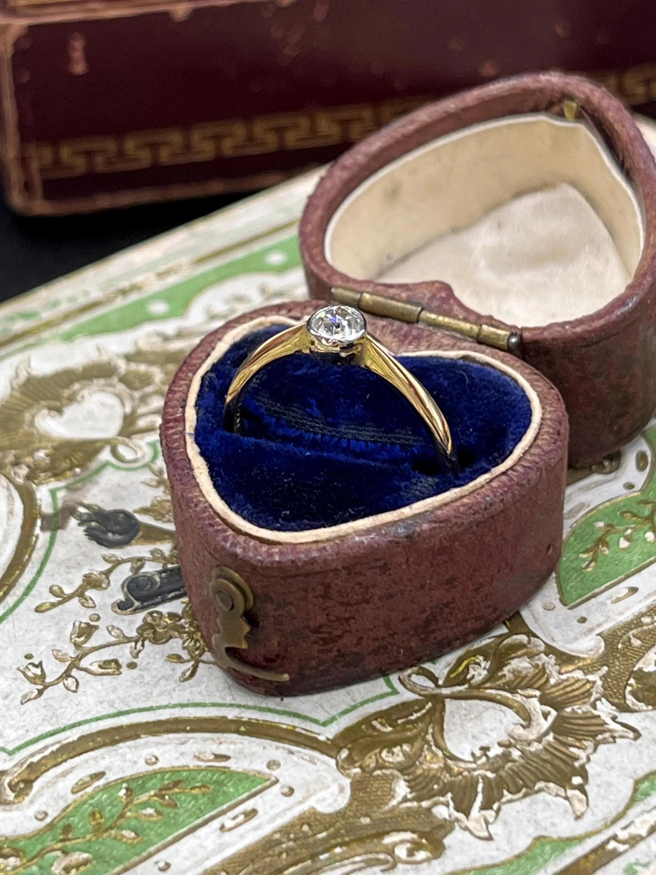 Anillo de compromiso de diamantes

Oro amarillo 18 ct 

Alrededor de 1980

Anillo solitario de diamante antiguo
Un diamante talla brillante (aprox. 0,25 ct) está engastado con seguridad en una montura de oro blanco frotada. El soporte está diseñado