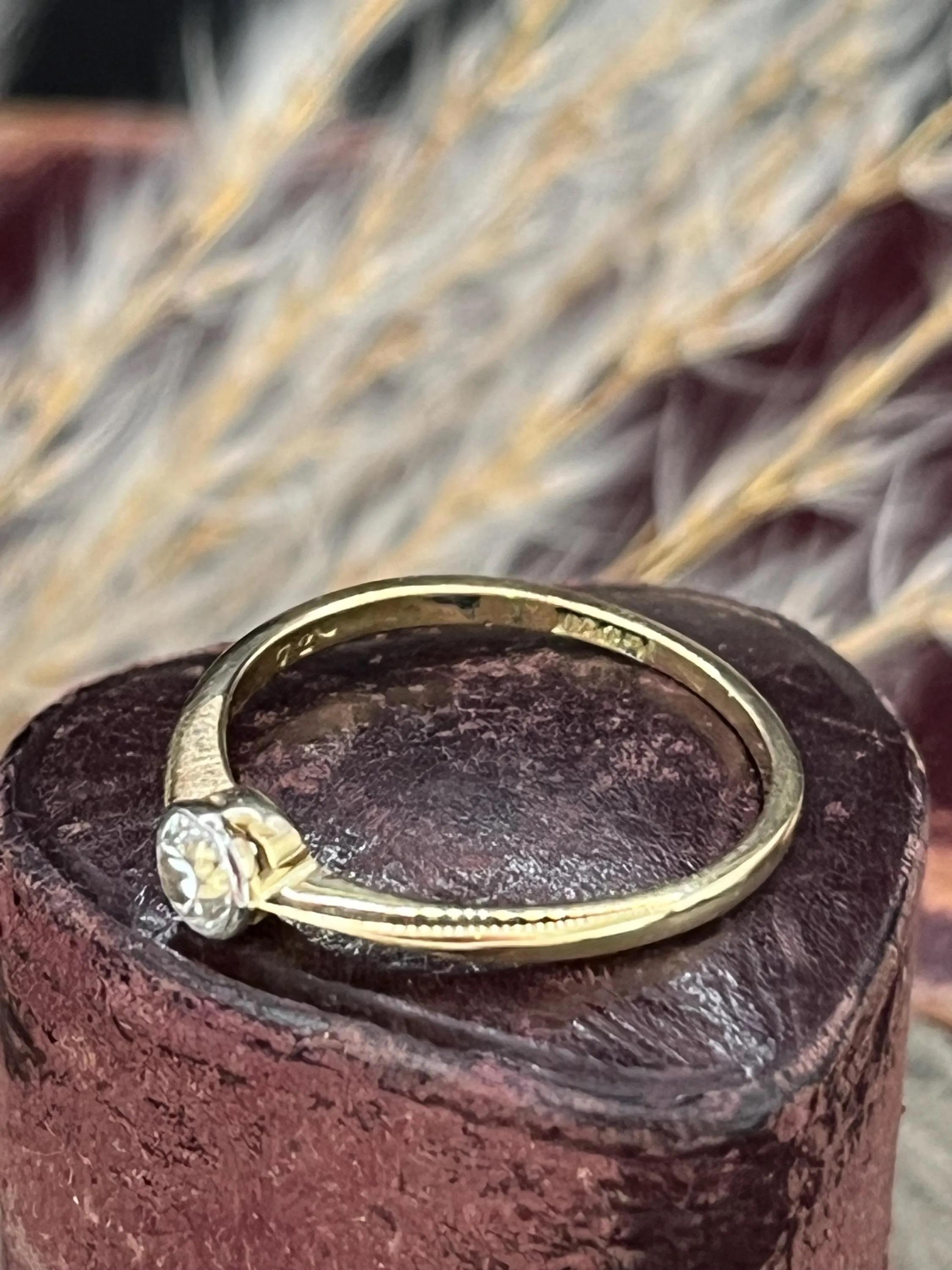 Femenino o masculino Anillo vintage de diamantes de 0,25 quilates en oro amarillo de 18 ct de la década de 1980 con una sola piedra en venta