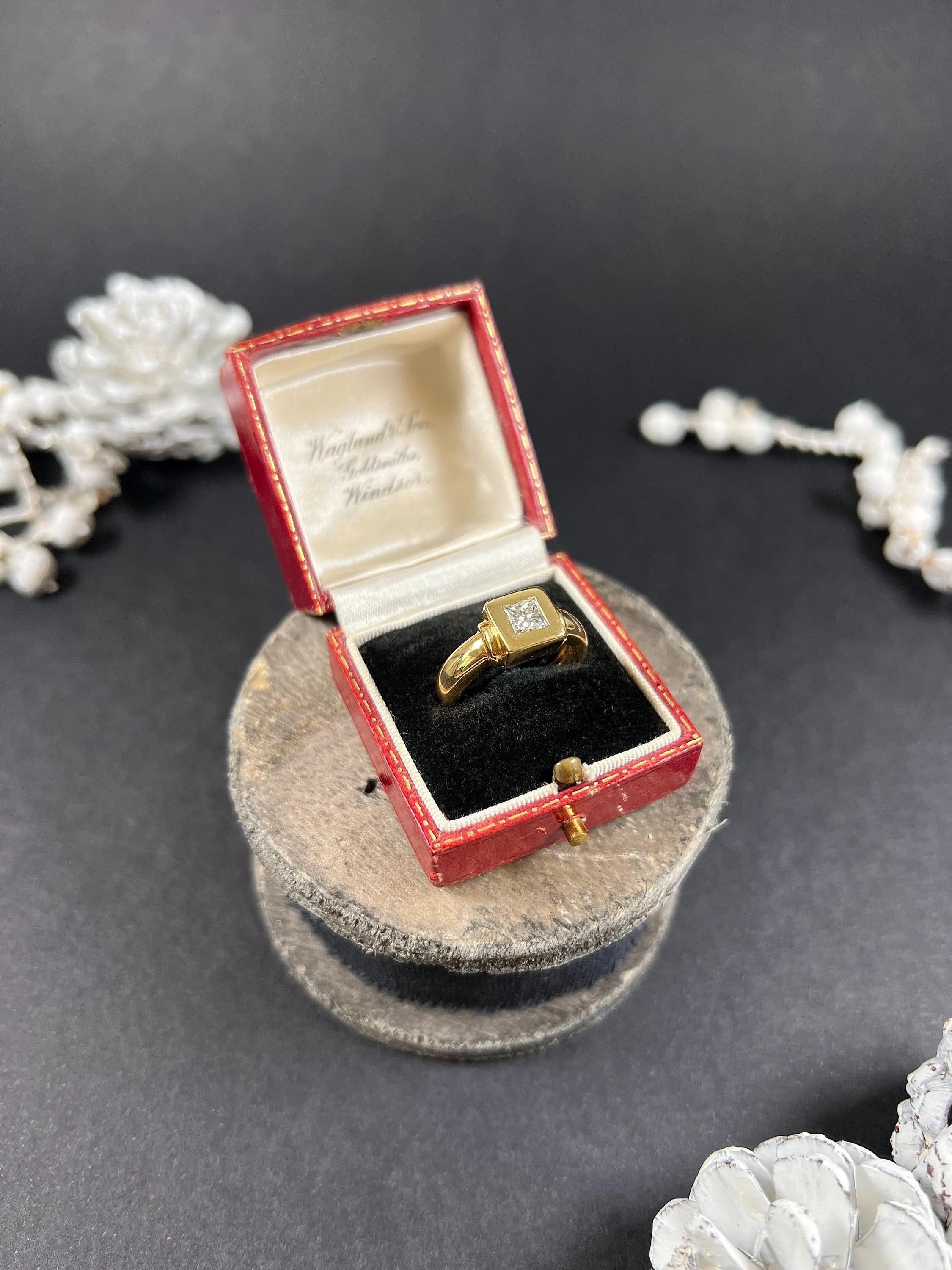 Vintage 1980’s, 18ct Yellow Gold French, Princess Cut Diamond Single Stone Ring For Sale 6